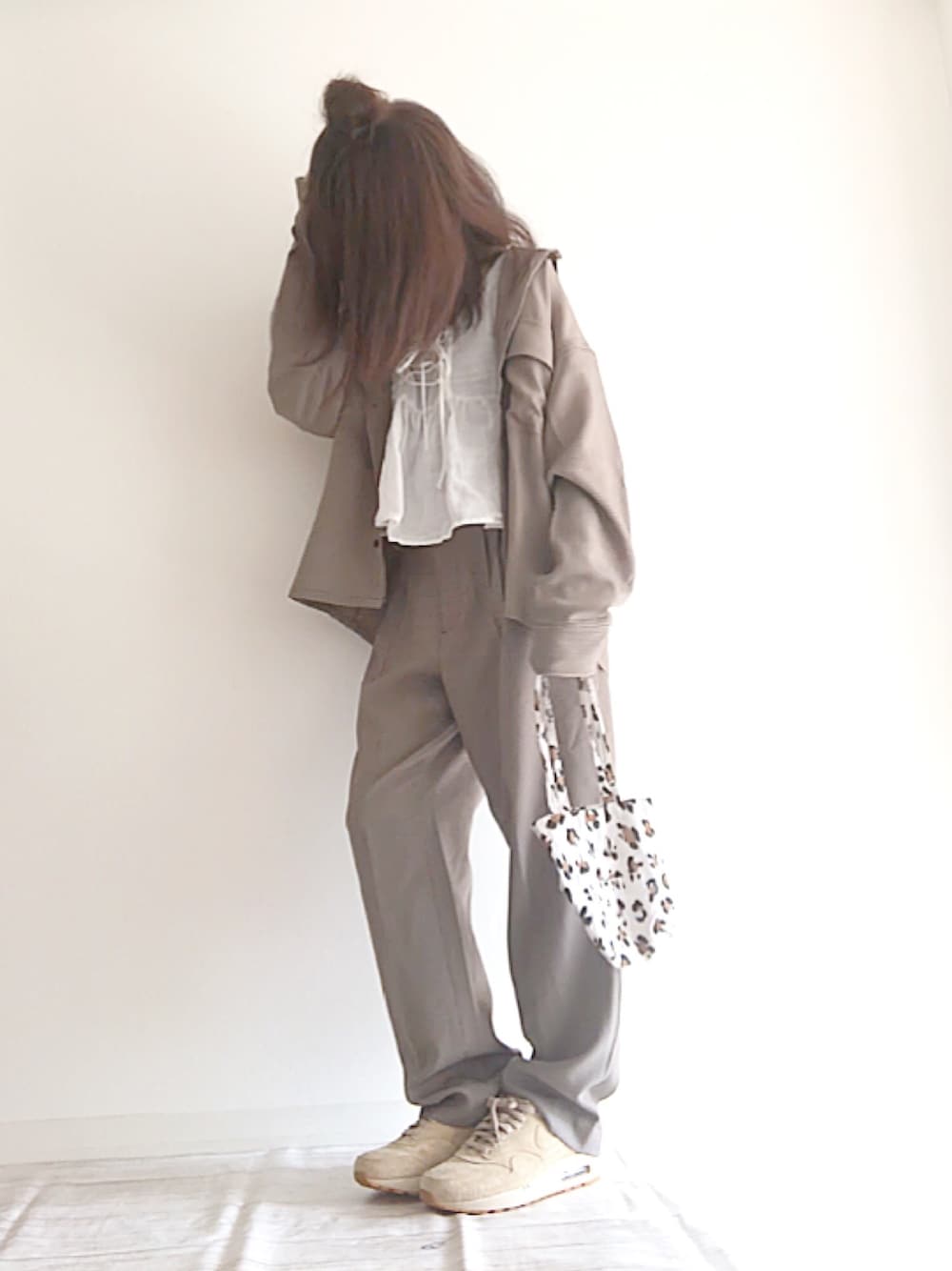 「EMMA  CLOTHES、エマクローズ、メンズライク、ユニセックス、セットアップ、ゆるコーデ、オーバーサイズ、シェフパンツ、PR、ママコーデ」｜「EMMA CLOTHESの【セットアップ】ブライトポプリン レギュラーカラー L/S オーバー ドレープ CPOシャツ＆ワイドアンクルシェフパンツ EMMA CLOTHES 2020AW（セットアップ、ベージュ系）」を使った、norimamiさん（レディース・160cm）の夏コーディネートの1枚目の写真