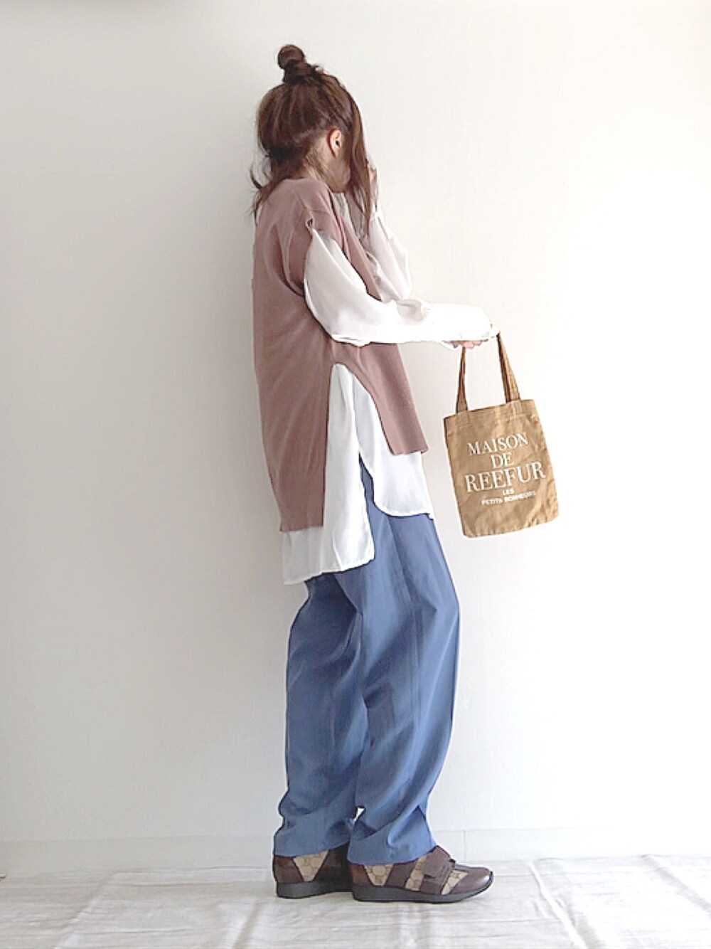 ホワイト系のシャツ/ブラウス、ブラウン系のニット/セーター、ブルー系のその他パンツを着用したレディースの秋コーディネートの1枚目の写真