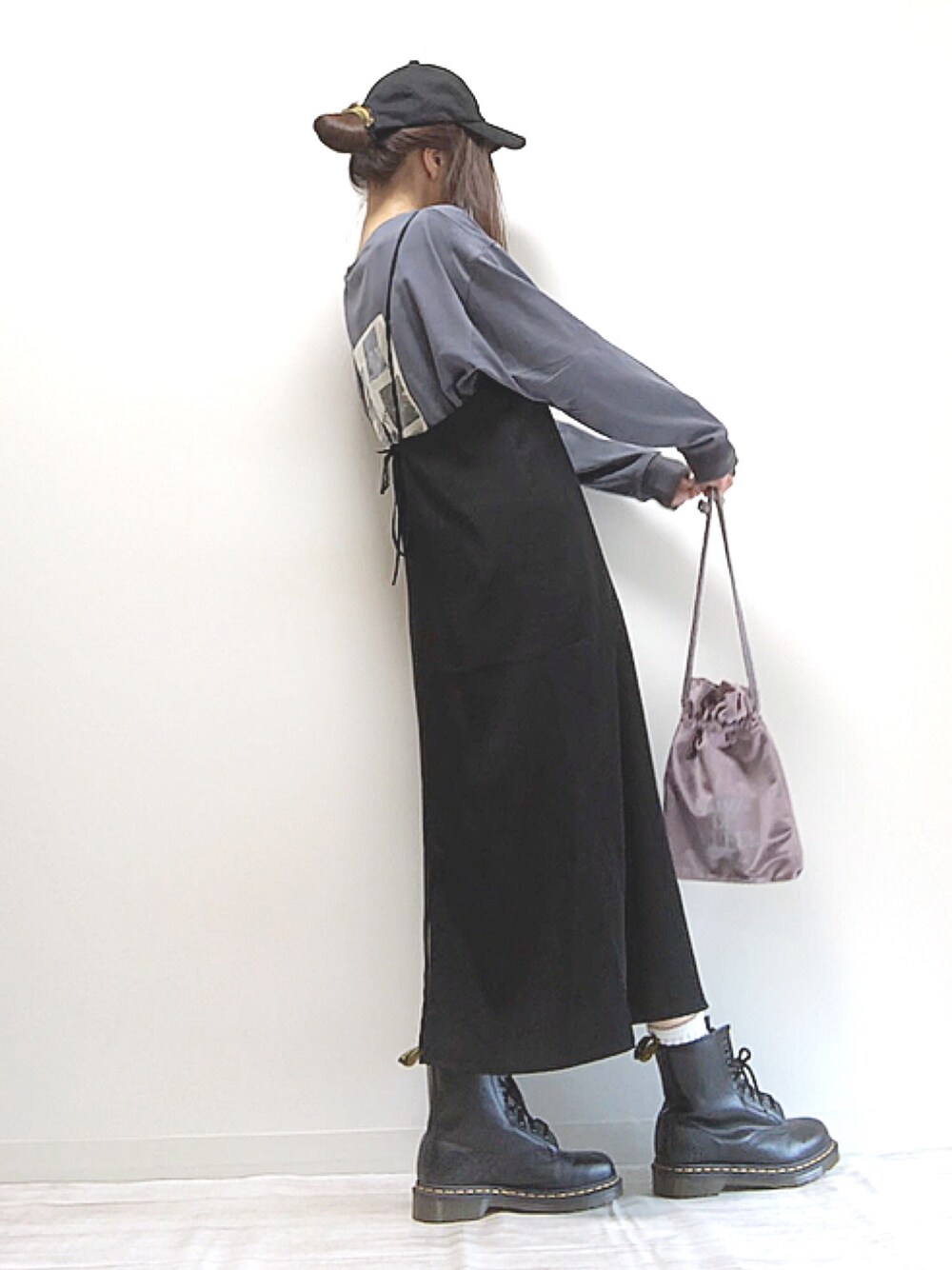 「apretro、プリントT、socolla、サロペットスカート、ママコーデ、PR、秋のコーデ、秋服準備はじめました、ゆるコーデ、モノトーンコーデ」｜「ap retroのアソートフォトプリントTEE【ZOZO限定アイテム】（Tシャツ/カットソー、グレー系）」を使った、norimamiさん（レディース・160cm）の秋コーディネートの1枚目の写真
