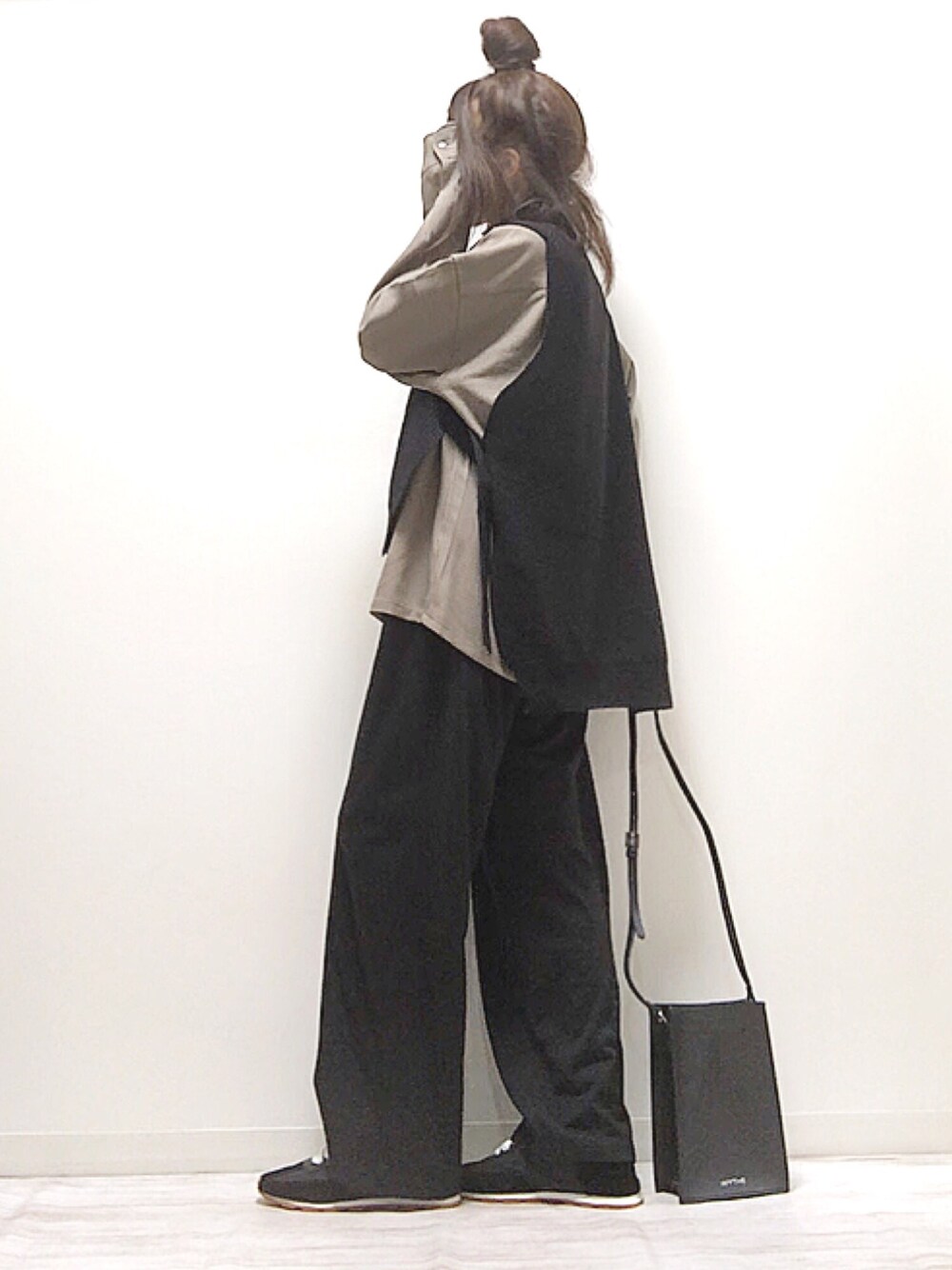「EMMA  CLOTHES、apretro」｜「EMMA CLOTHESの【セットアップ】ブライトポプリン レギュラーカラー L/S オーバー ドレープ CPOシャツ＆ワイドアンクルシェフパンツ EMMA CLOTHES 2020AW（セットアップ、ベージュ系）」を使った、norimamiさん（レディース・160cm）の秋コーディネートの1枚目の写真