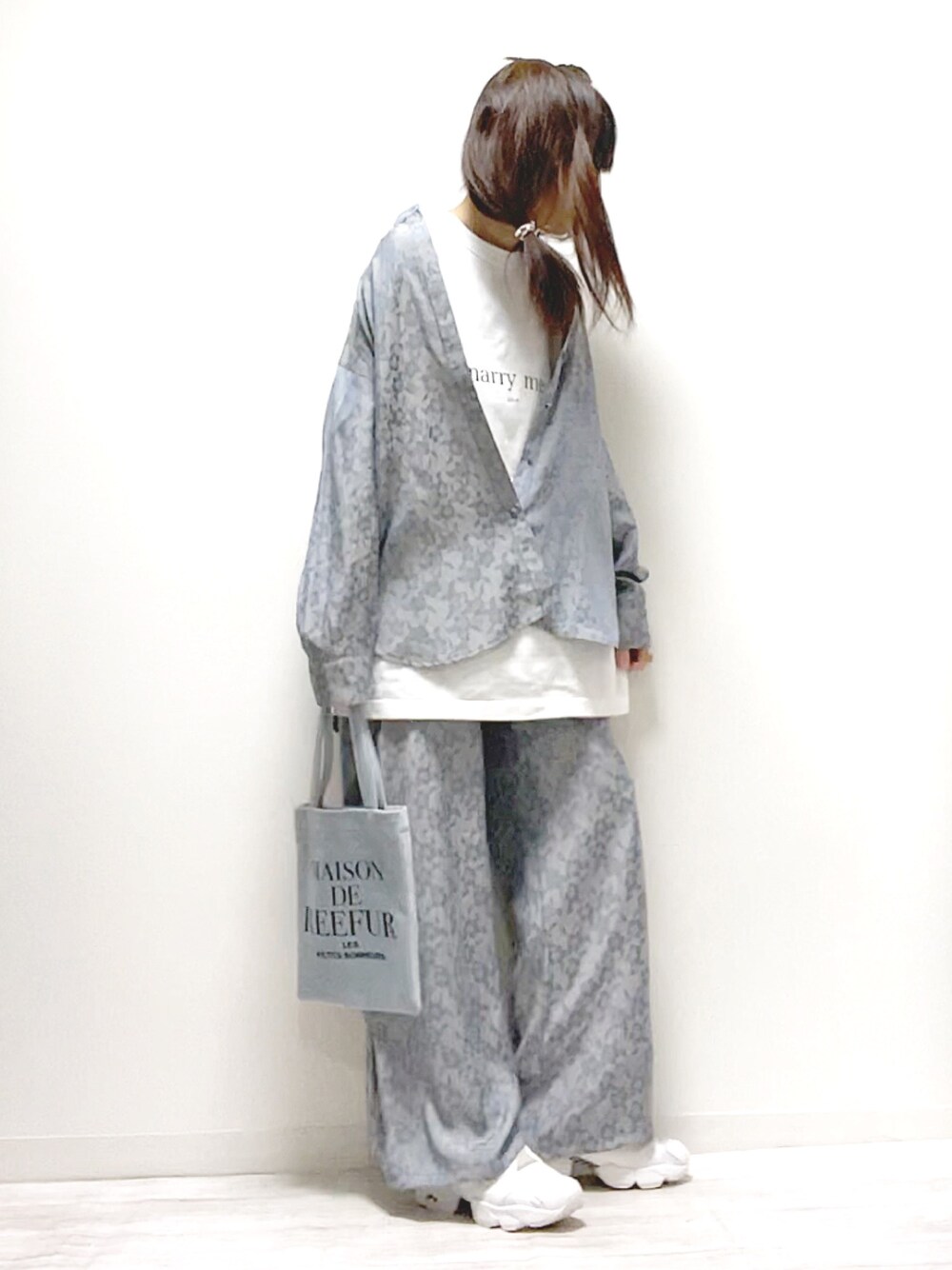 「apretro、バンドカラーシャツ、サテンパンツ、ワイドパンツ、春コーデ、シンプルコーデ、淡色コーデ、ママコーデ、PR、セットアップ」｜「Bonjour Saganのサテンジャガードバンドカラーシャツ【ZOZO限定アイテム】（シャツ/ブラウス、ブルー系）」を使った、norimamiさん（レディース・160cm）の冬コーディネートの1枚目の写真