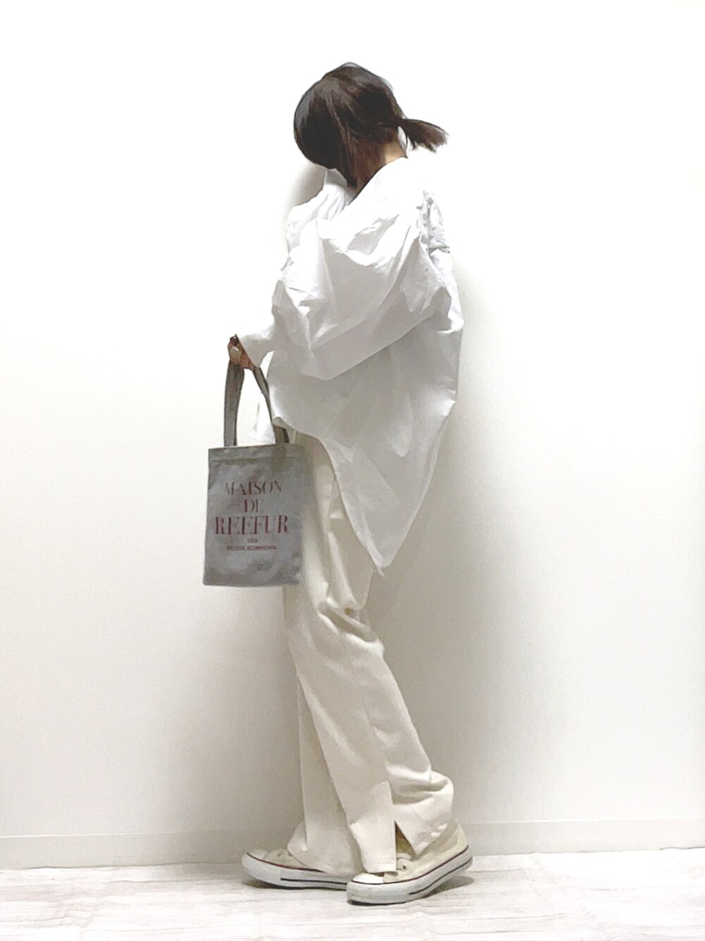 ホワイト系のシャツ/ブラウス、ホワイト系のスラックス、グレー系のトートバッグを着用したレディースの春コーディネートの1枚目の写真