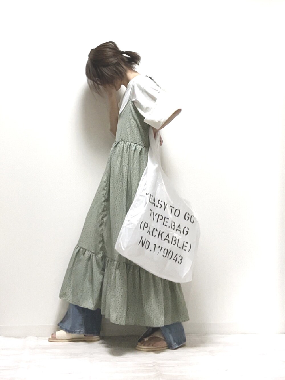 「copine、sakishimatokyo、apretro、Fabby fabby、Tシャツ、デニムパンツ、ワンピース、これが私をアゲる服、ママコーデ、PR」｜「copineのロールアップスリーブVネックTシャツ(2color)（Tシャツ/カットソー、ホワイト系）」を使った、norimamiさん（レディース・160cm）の春コーディネートの1枚目の写真
