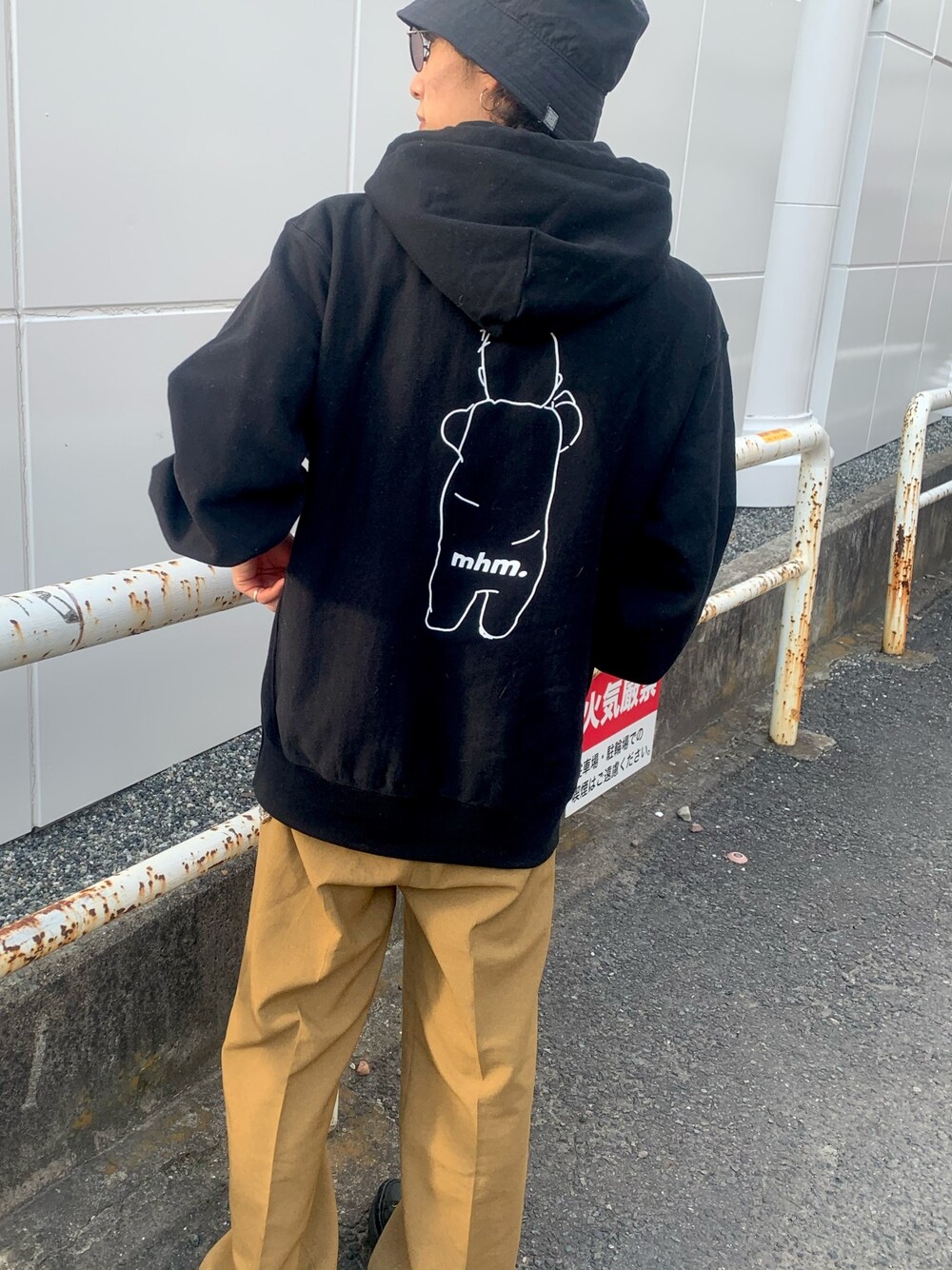 「mhm.、パーカー、下北沢、下北沢散歩」｜「PUBLIC TOKYOのアイテム（スラックス、ゴールド系）」を使った、せんちゃ。さん（メンズ・168cm）の春コーディネートの1枚目の写真