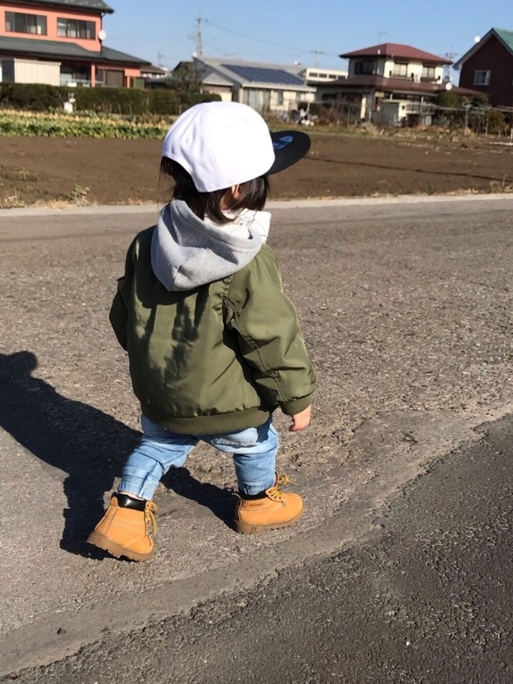 「petit mainのベーシックMA-1（MA-1、グリーン系）」を使った、Lixxさん（キッズ・70cm）の冬コーディネートの1枚目の写真