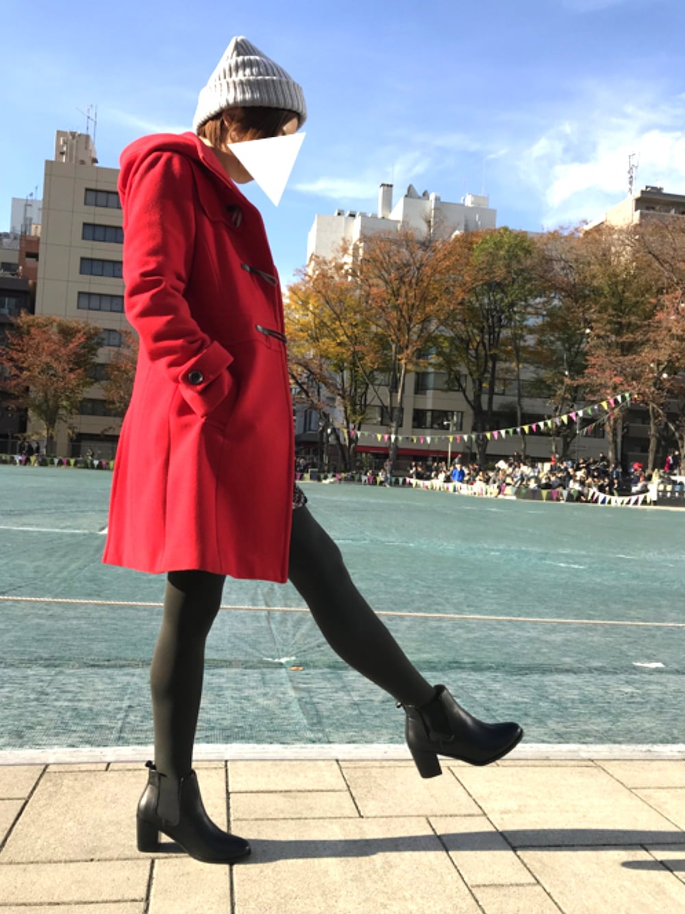 ブラック系のブーツ、レッド系のダッフルコートを着用したレディースの秋コーディネートの1枚目の写真