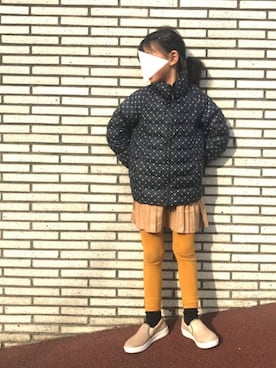 「マスタード」｜「アイテム（スリッポン）」を使った、Esmeralda（エスメラルダ）さん（キッズ・120cm）の春コーディネート