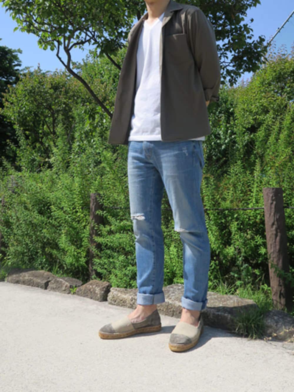 「メンズ、大人カジュアル、デニムパンツ、カーキアウター、リラックススタイル、gaimo、MENS、夏物、メンズスタイル、Esmeralda」｜「GAIMOの「gaimo/ガイモ」コンビカラーエスパドリーユ/LIMBER-JK（スリッポン、ベージュ系）」を使った、Esmeralda（エスメラルダ）さん（メンズ・172cm）の夏コーディネートの1枚目の写真