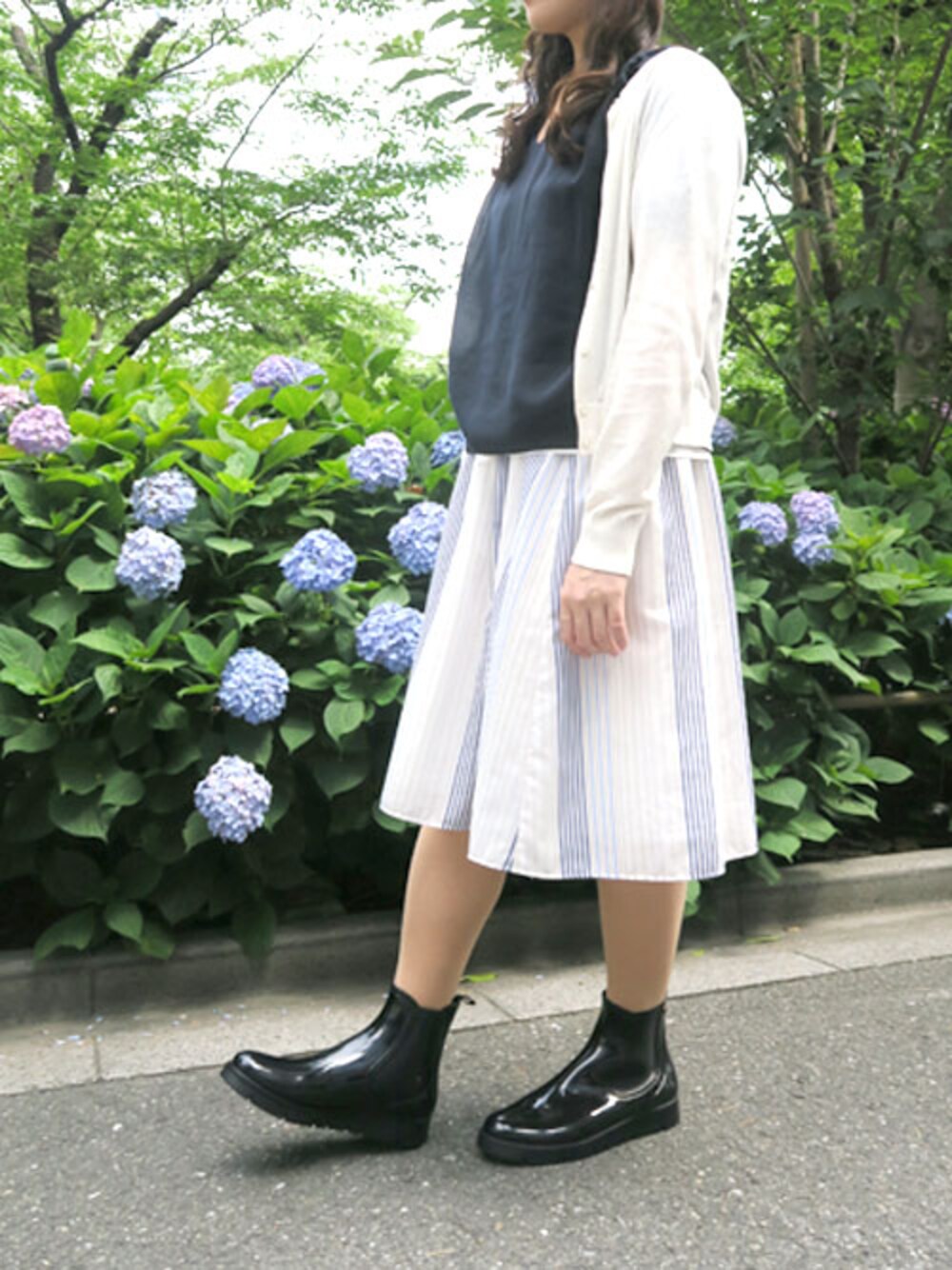 ブラック系のレインシューズを着用したレディースの夏コーディネートの1枚目の写真