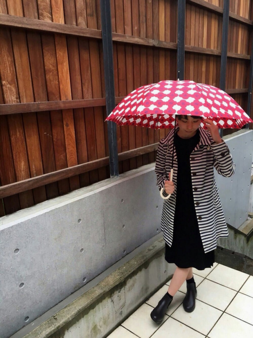 「雨の日、 傘、雨の日コーデ、梅雨、 レインコート、 レインブーツ、 雨コーデ、w.p.c、 ワールドパーティー」｜「Wpc.のカメリア（長傘、レッド系）」を使った、Wpc.-officialさん（レディース・167cm）の夏コーディネートの1枚目の写真