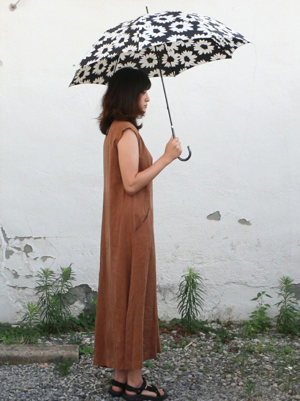 「雨の日コーデ、URBAN RESEARCH、teva、 雨の日、w.p.c、 ワールドパーティー、シンプル、カジュアル、花柄、ワンピース」｜「URBAN RESEARCHのアイテム（ワンピース、ブラウン系）」を使った、Wpc.-officialさん（レディース・165cm）の夏コーディネートの1枚目の写真