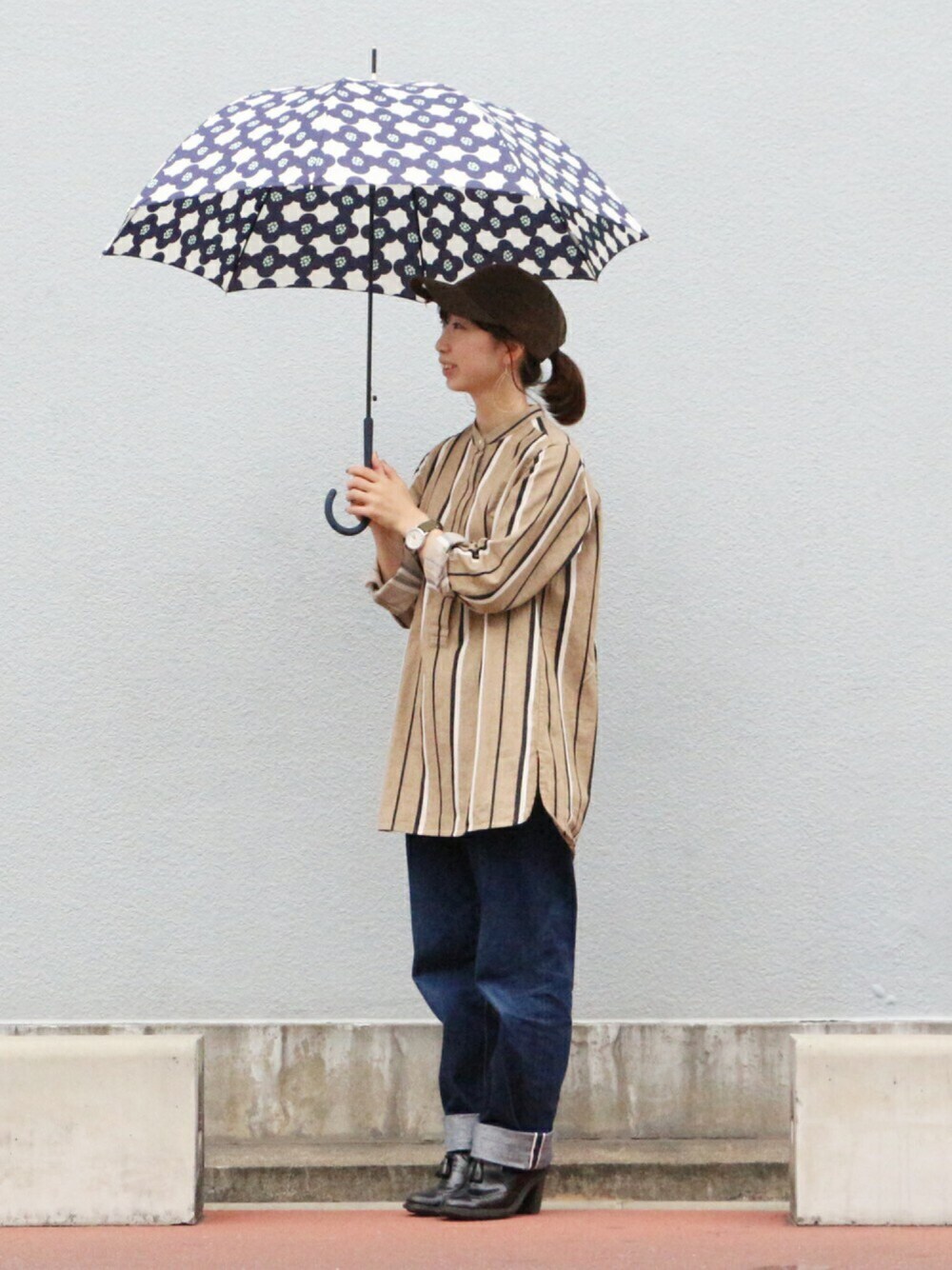 「カジュアル、傘、シンプルコーデ、カジュアルコーデ、雨の日コーデ、 雨の日、w.p.c、 ワールドパーティー、BEAUTY&YOUTH UNITED ARROWS、秋コーデ」｜「NEW ERAの【別注】 ＜NEW ERA＞∴9TWENTY コーデュロイキャップ（キャップ、ブラウン系）」を使った、Wpc.-officialさん（レディース・154cm）の秋コーディネートの1枚目の写真