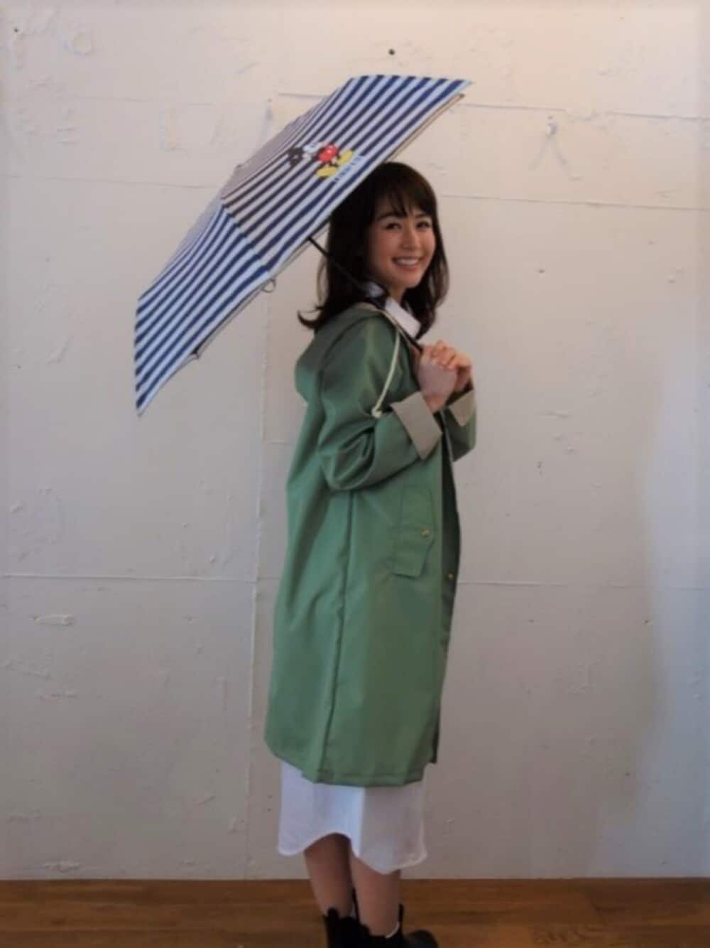 「カジュアル、ミッキー、大人カジュアル、休日スタイル、ディズニー、レインコート、雨の日コーデ、 雨の日、w.p.c、 ワールドパーティー」｜「Wpc.のディズニー　ミッキーマウス/スタンディング（折りたたみ傘、ブルー系）」を使った、Wpc.-officialさん（レディース・157cm）の春コーディネートの1枚目の写真