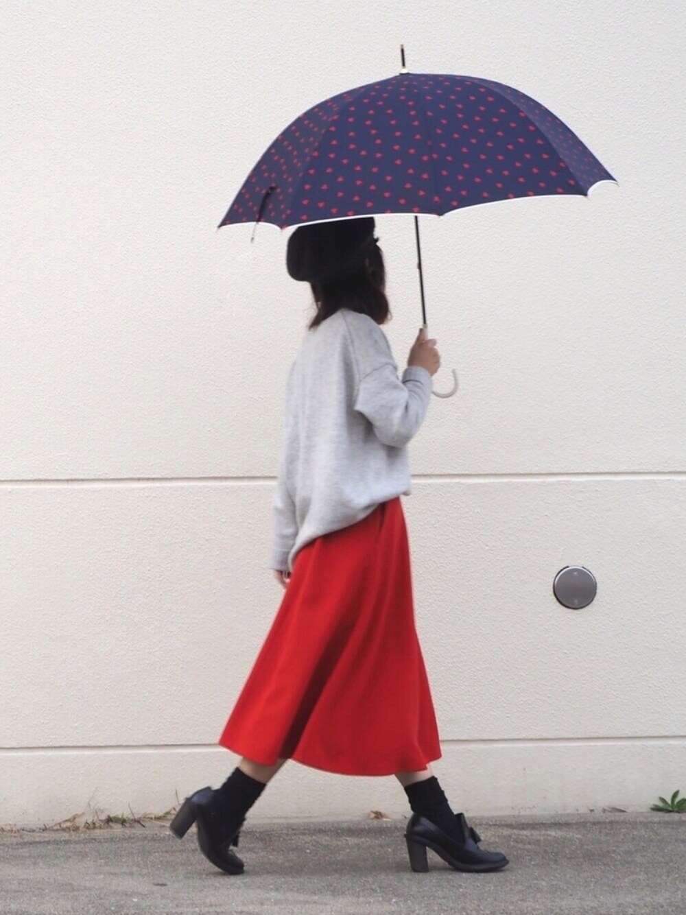 「カジュアル、シンプル、KBF、赤、傘、雨の日コーデ、niko and ...、 雨の日、w.p.c、ワールドパーティー」｜「KBFのアイテム（ニット/セーター、グレー系）」を使った、Wpc.-officialさん（レディース・155cm）の冬コーディネートの1枚目の写真