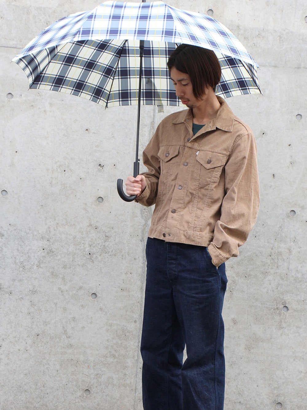 「w.p.c、ワールドパーティー、傘、カジュアル、シンプルコーデ、ラフ、夏コーデ、カジュアルコーデ、休日スタイル、ストリート」｜「Wpc.の雨傘　UNISEX JUMP（長傘、ホワイト系）」を使った、Wpc.-officialさん（メンズ・177cm）の夏コーディネートの1枚目の写真