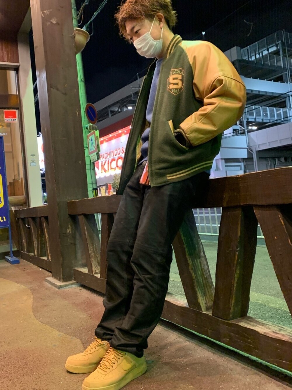 「ショット(SCHOTT)、A.P.C.、レザーパンツ、ナイキ、エアフォースワン、ザノースフェイス」｜「NIKEのアイテム（スニーカー、ベージュ系）」を使った、みちーさん（メンズ・171cm）の春コーディネートの1枚目の写真