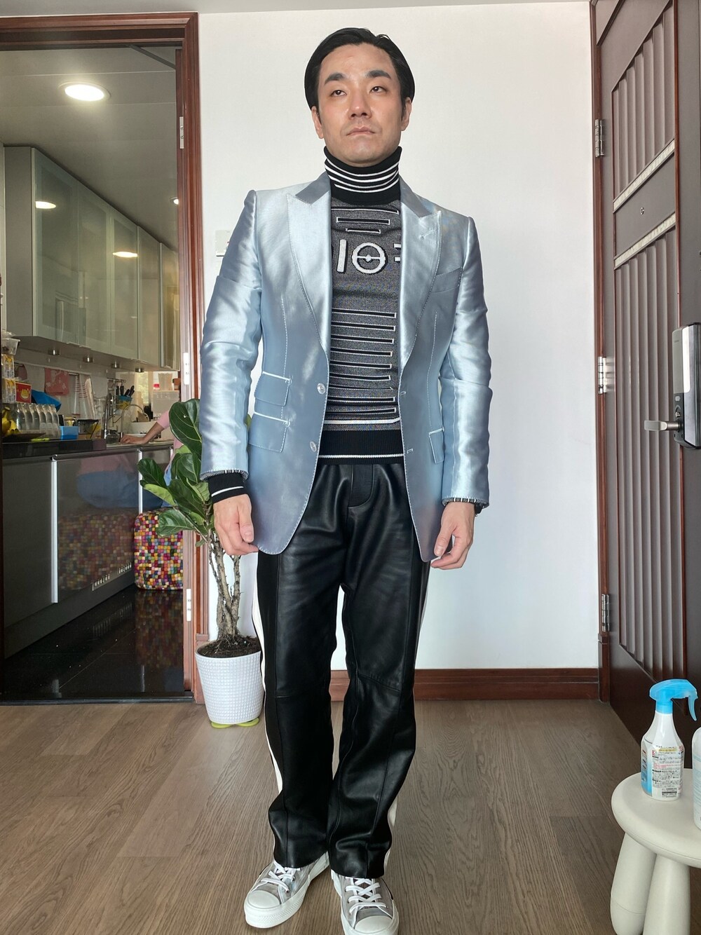 「TOM FORDのアイテム（スーツジャケット、シルバー系）」を使った、kennyphkさん（メンズ・170cm）の春コーディネートの1枚目の写真