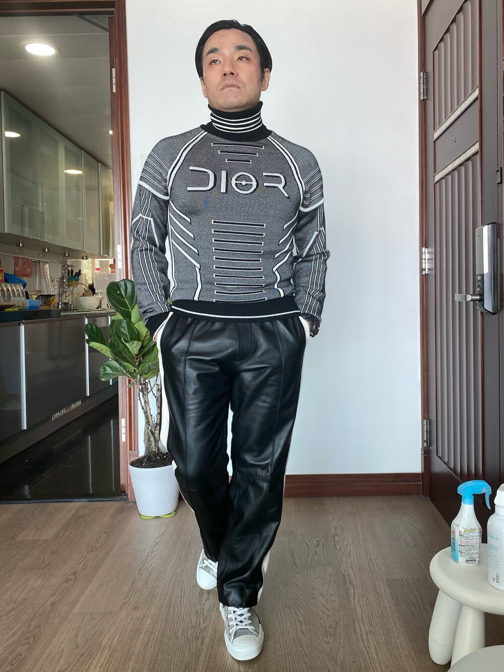 「Dior hommeのアイテム（ニット/セーター、シルバー系）」を使った、kennyphkさん（メンズ・170cm）の春コーディネートの1枚目の写真