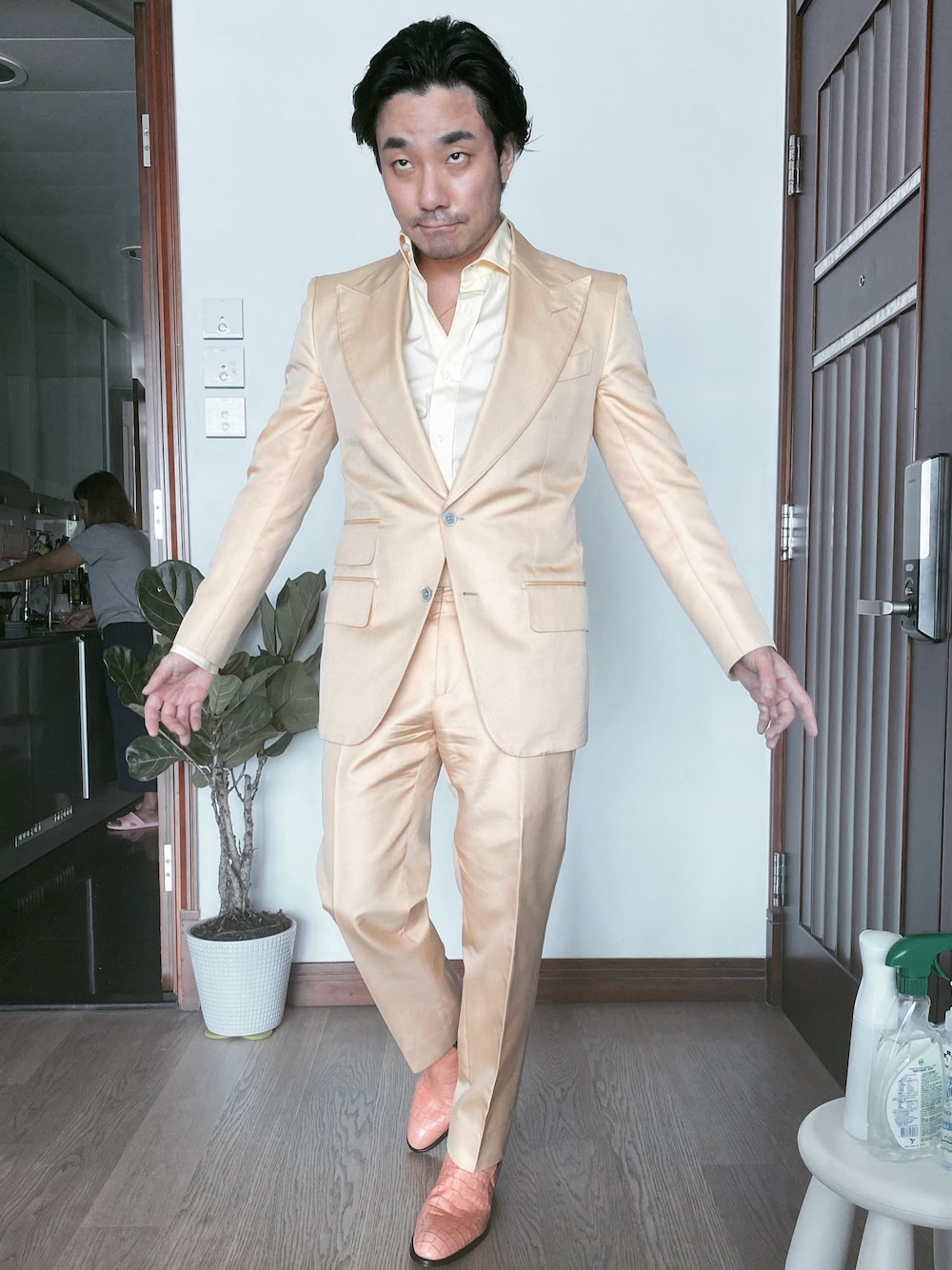 「TOM FORDのアイテム（スーツジャケット、オレンジ系）」を使った、kennyphkさん（メンズ・169cm）の春コーディネートの1枚目の写真