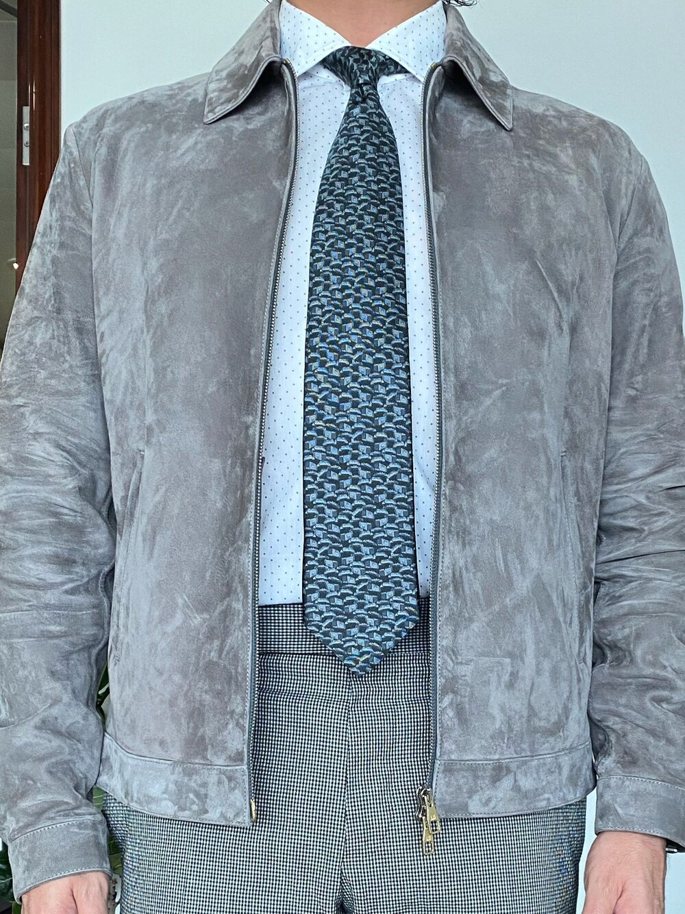 「dunhillのアイテム（ネクタイ、グレー系）」を使った、kennyphkさん（メンズ・169cm）の秋コーディネートの1枚目の写真