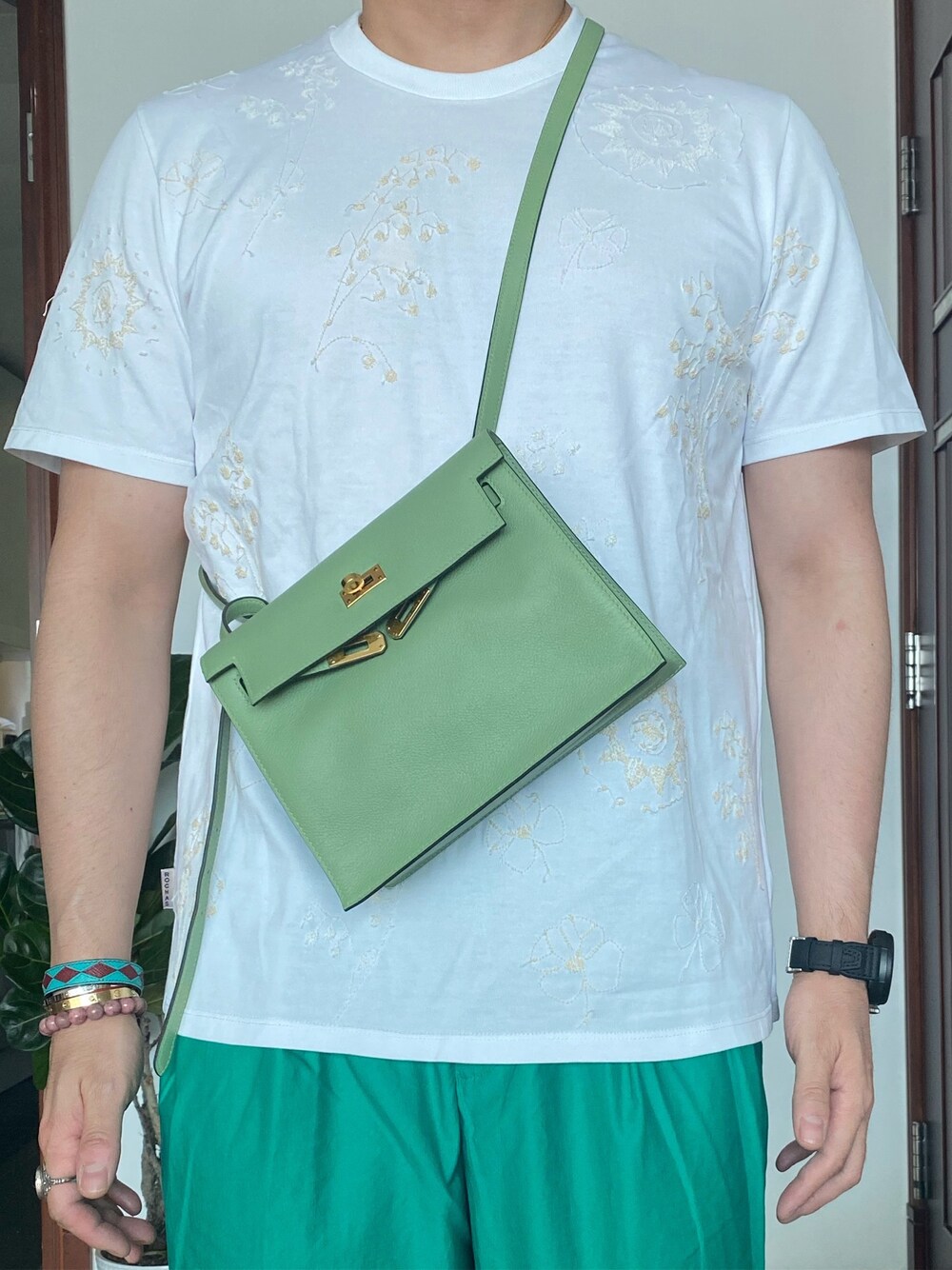 「HERMESのアイテム（ショルダーバッグ、グリーン系）」を使った、kennyphkさん（メンズ・169cm）の秋コーディネートの1枚目の写真
