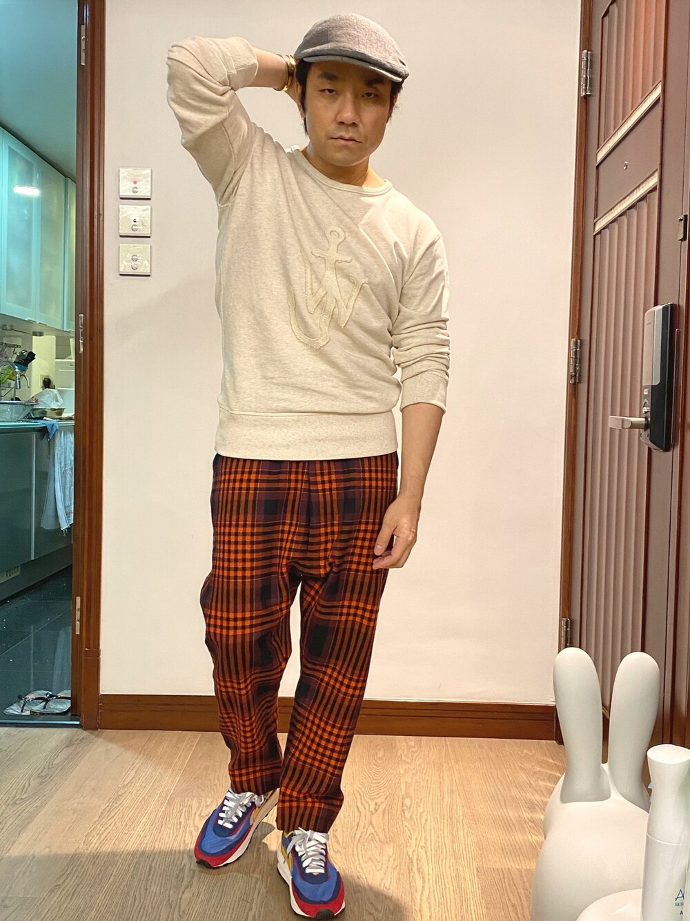 「JW Andersonのアイテム（パーカー、ベージュ系）」を使った、kennyphkさん（メンズ・169cm）の秋コーディネートの1枚目の写真