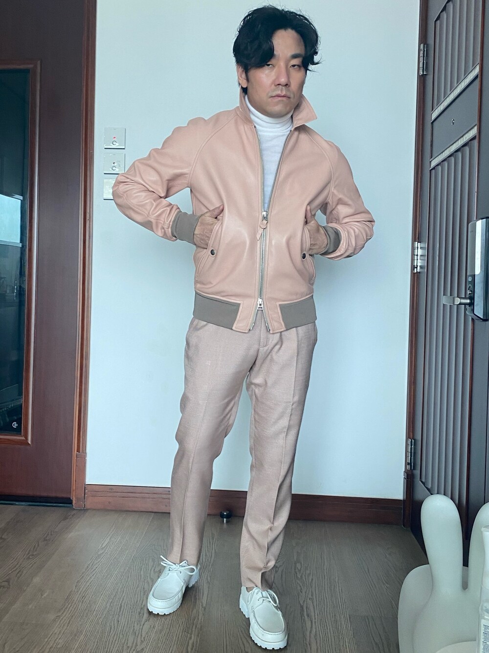 「TOM FORDのアイテム（MA-1、ピンク系）」を使った、kennyphkさん（メンズ・169cm）の冬コーディネートの1枚目の写真