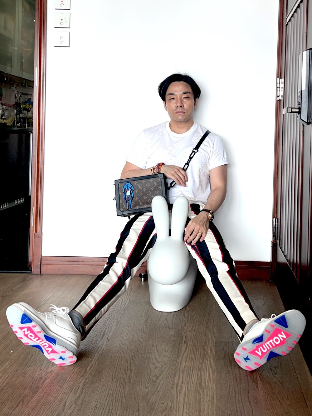 「LOUIS VUITTONのアイテム（スニーカー、ホワイト系）」を使った、kennyphkさん（メンズ・169cm）の春コーディネートの1枚目の写真