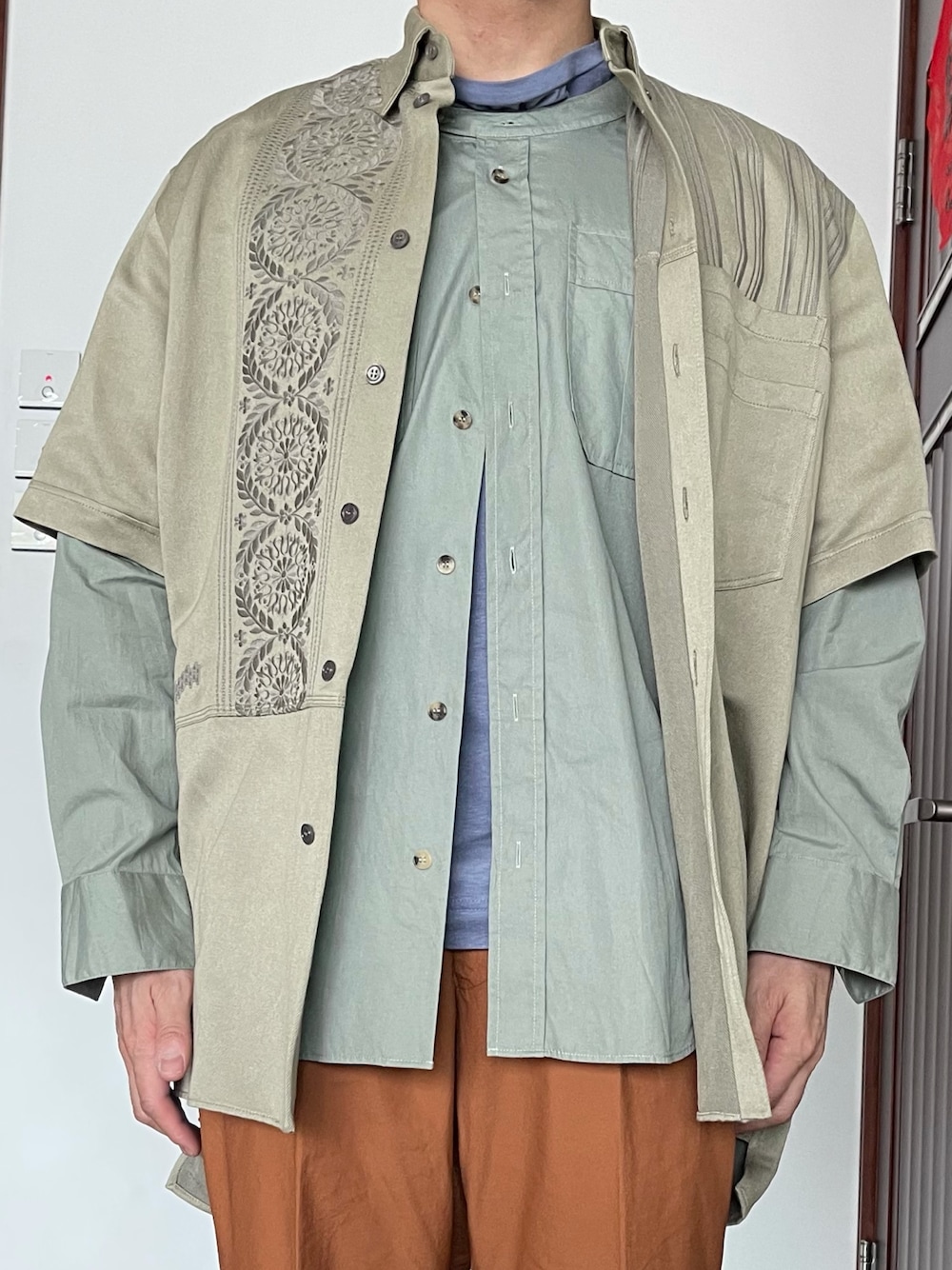 「Vivienne Westwoodのアイテム（シャツ/ブラウス、グリーン系）」を使った、kennyphkさん（メンズ・169cm）の春コーディネートの1枚目の写真