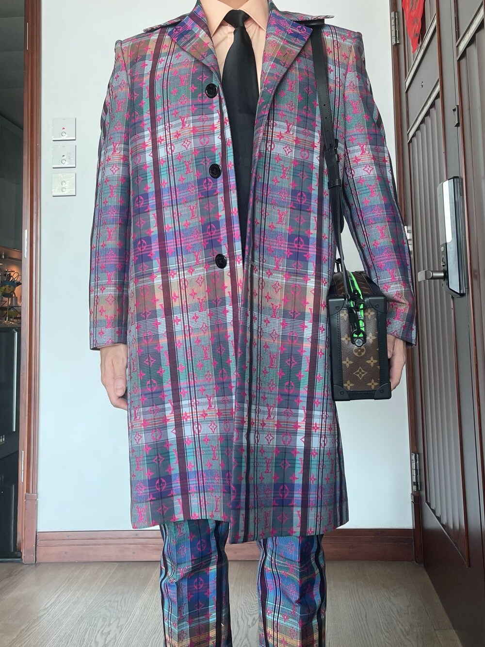 「LOUIS VUITTONのアイテム（トレンチコート、その他）」を使った、kennyphkさん（メンズ・169cm）の春コーディネートの1枚目の写真