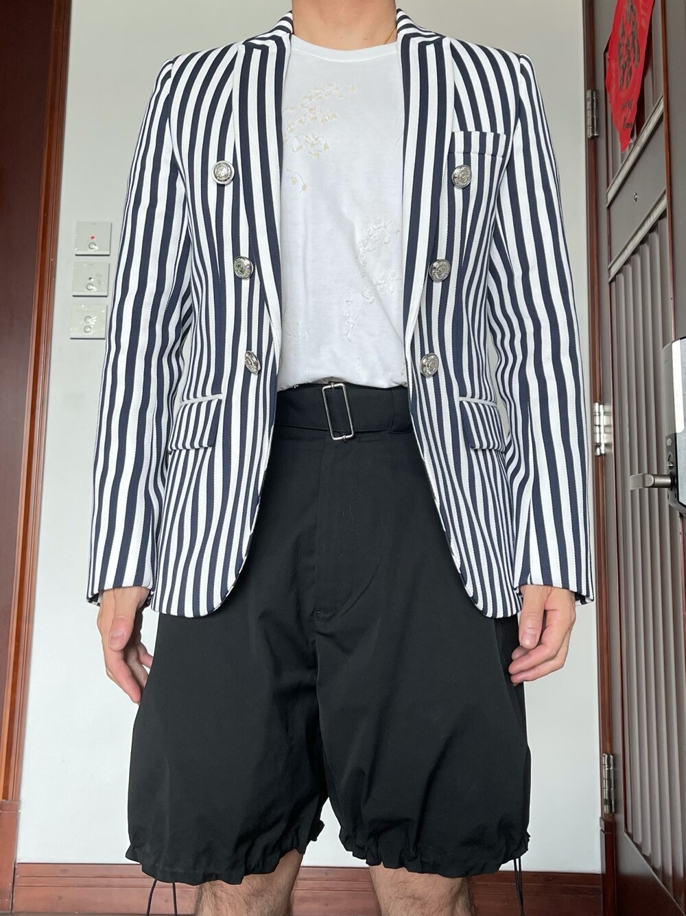「ROCHASのアイテム（Tシャツ/カットソー、ホワイト系）」を使った、kennyphkさん（メンズ・169cm）の春コーディネートの1枚目の写真