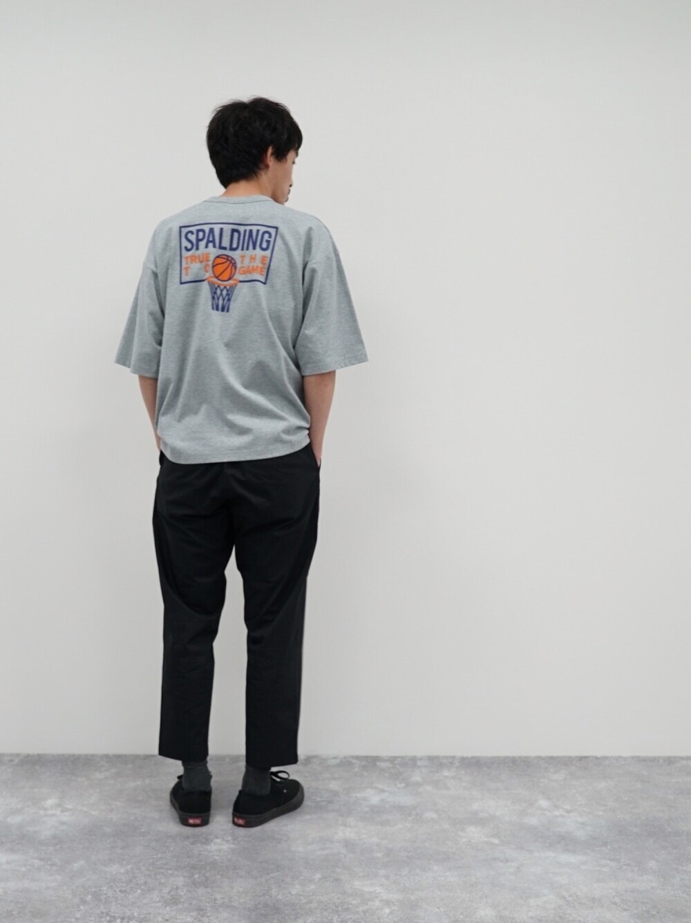 ホワイト系のTシャツ/カットソーを着用したメンズの夏コーディネートの1枚目の写真