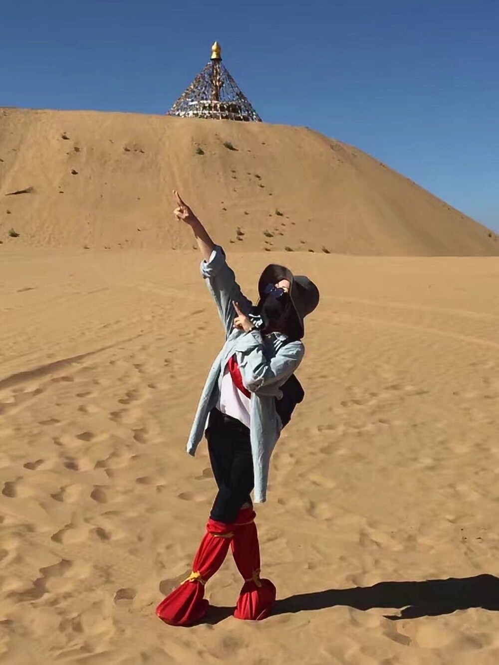 「沙漠、户外 旅途」｜「stradivariusのアイテム（バックパック/リュック、ブラック系）」を使った、Sugar-Caiさん（レディース・153cm）の秋コーディネートの1枚目の写真