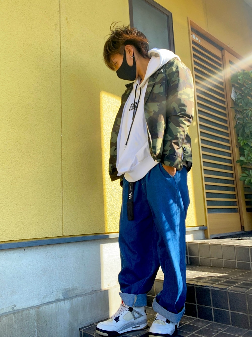 「休日コーデ、ストリートMIX、ストリートコーデ、ストリート系、ストリート服が好き、白パーカー、迷彩ジャケット、ワイドパンツ、ジョーダン4」｜「DIESELのメンズ スウェット グラフィックスウェットパーカー（パーカー、ホワイト系）」を使った、海勢さん（メンズ・170cm）の冬コーディネートの1枚目の写真