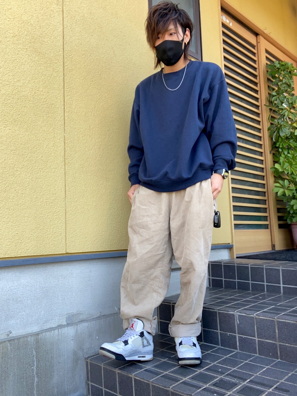 「春コーデ、オーバーサイズ、ストリート系、BBQコーデ、ベージュパンツ、白スニーカー、AIRJORDAN4、耳掛けセット、ゆるコーデ」｜「AIR JORDANのアイテム（スニーカー、ホワイト系）」を使った、海勢さん（メンズ・170cm）の春コーディネートの1枚目の写真