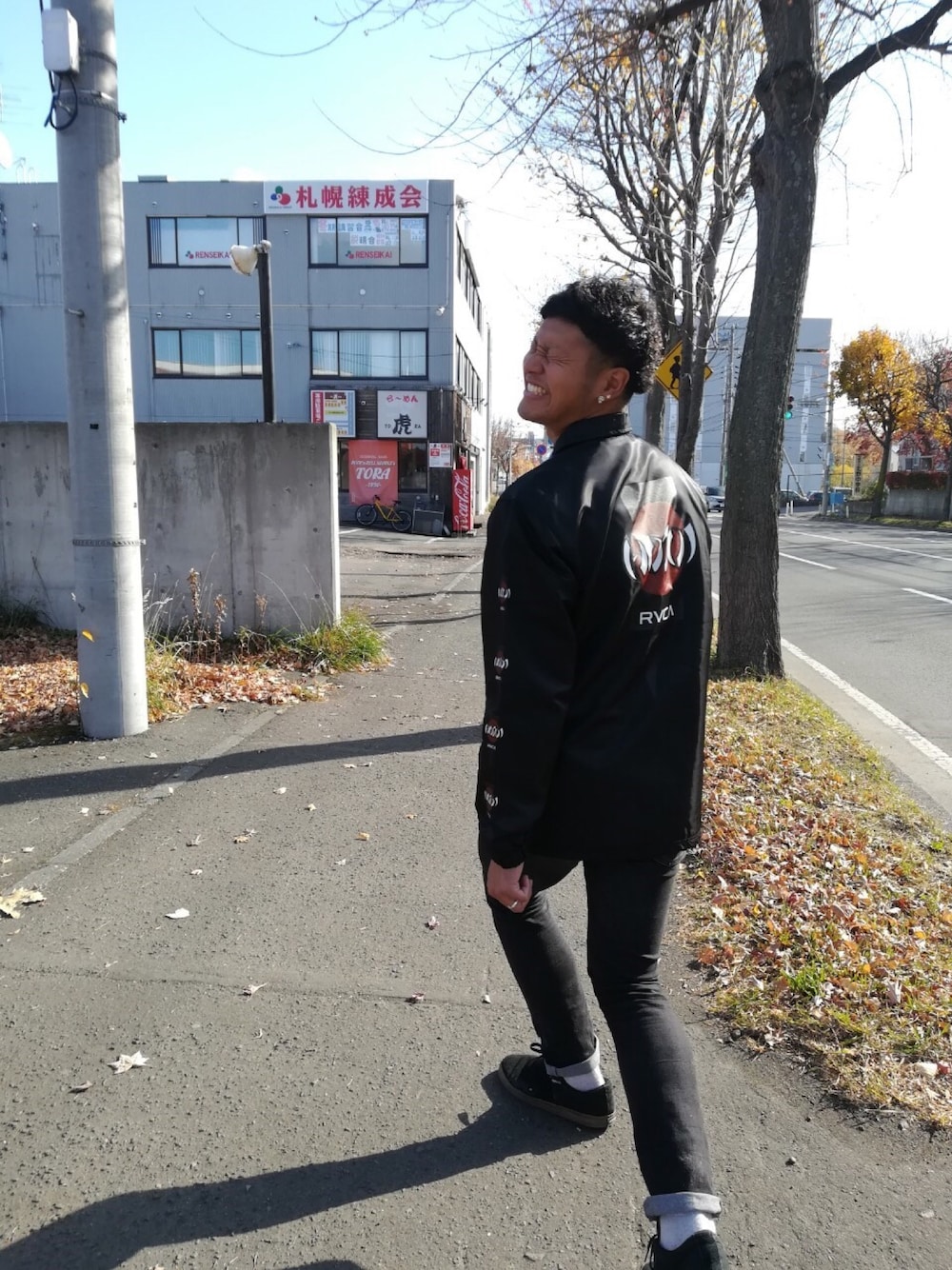 「北海道、札幌、スケートスタイル、シンプルコーデ、ブラックコーデ、ブラック、オールブラック、お洒落さんとつながりたい、休日スタイル」｜「RVCAのRVCA HOSOI COACH JACKET (BLACK)（ナイロンジャケット、ブラック系）」を使った、いっとさん（メンズ・185cm）の秋コーディネートの1枚目の写真