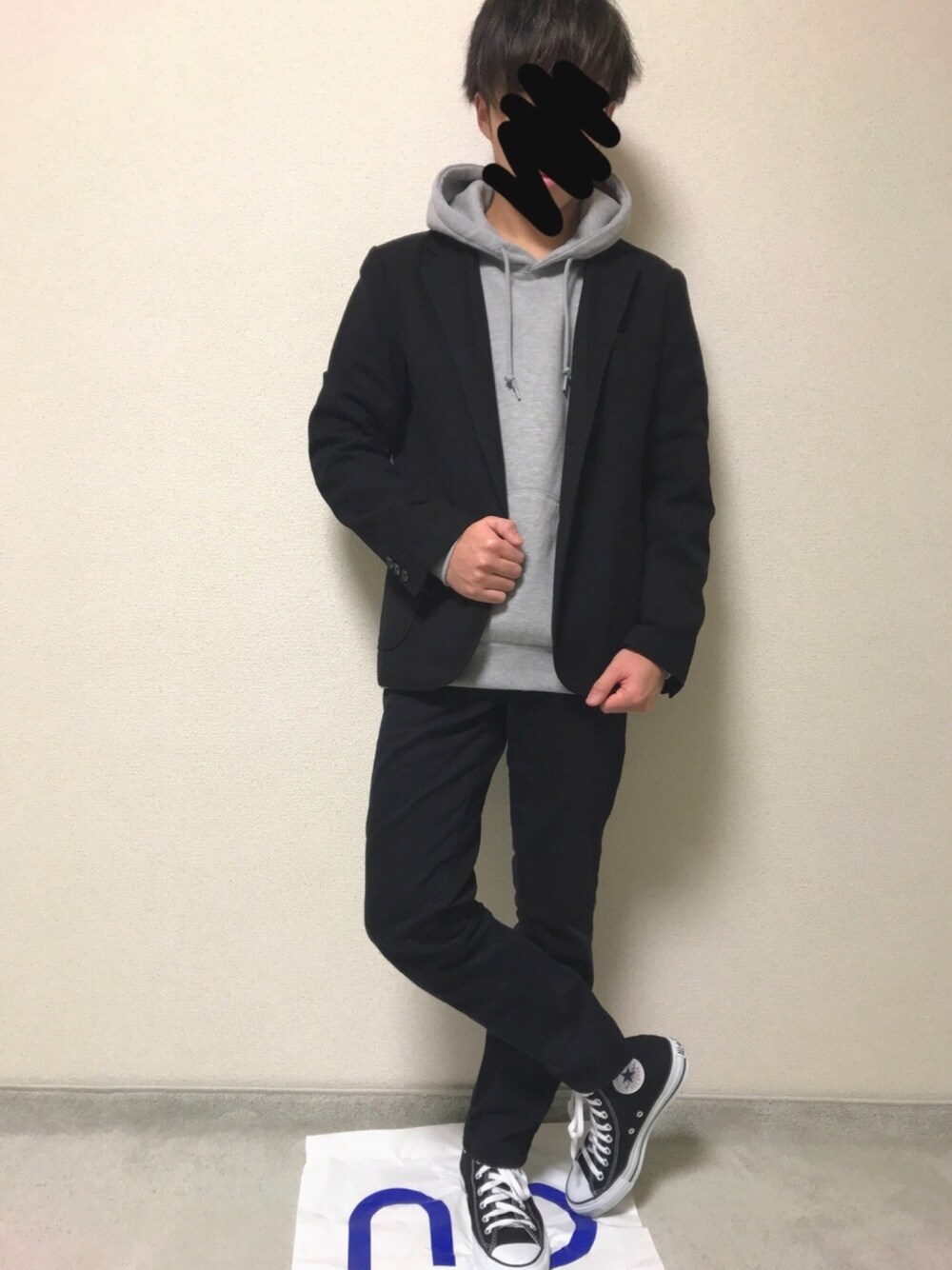 「モノトーン、テーラードジャケット、ブラック、コンバース、おしゃれさんと繋がりたい、パーカー、大学生、高校生」｜「WEGOのWEGO/カラー起毛プルパーカー（パーカー、グレー系）」を使った、けいちゃんさん（メンズ・165cm）の秋コーディネートの1枚目の写真
