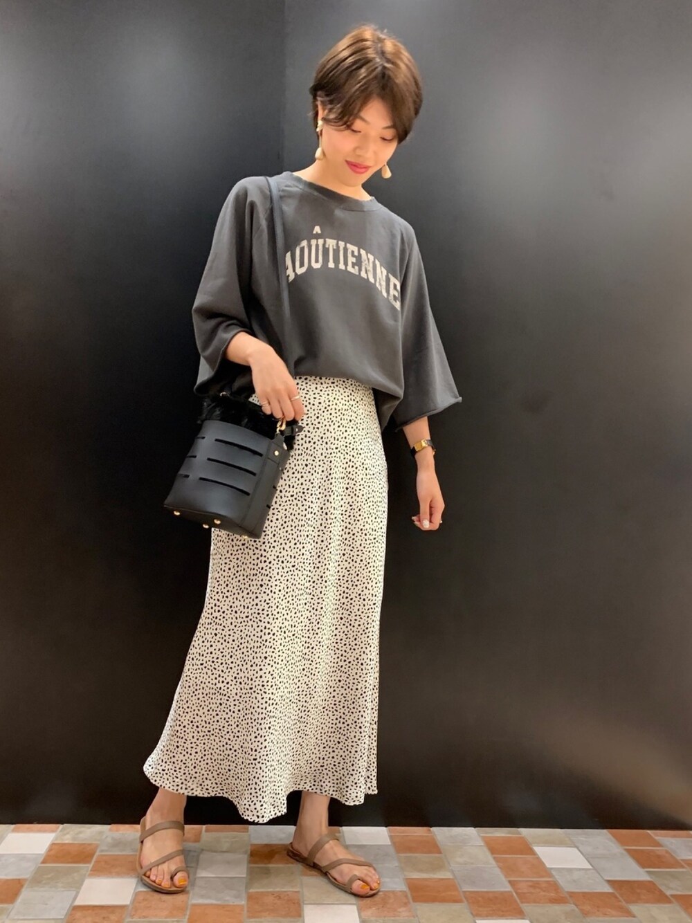 「Rougevif、秋服、カジュアルコーデ、ロングスカート、大人トレンドカジュアル、ダルメシアン柄、ロゴスウェット、グレー、サンダル、ファーバッグ」｜「Rouge vifのミニ裏毛ロゴプルオーバー（スウェット、グレー系）」を使った、SAYAKAさん（レディース・165cm）の秋コーディネートの1枚目の写真