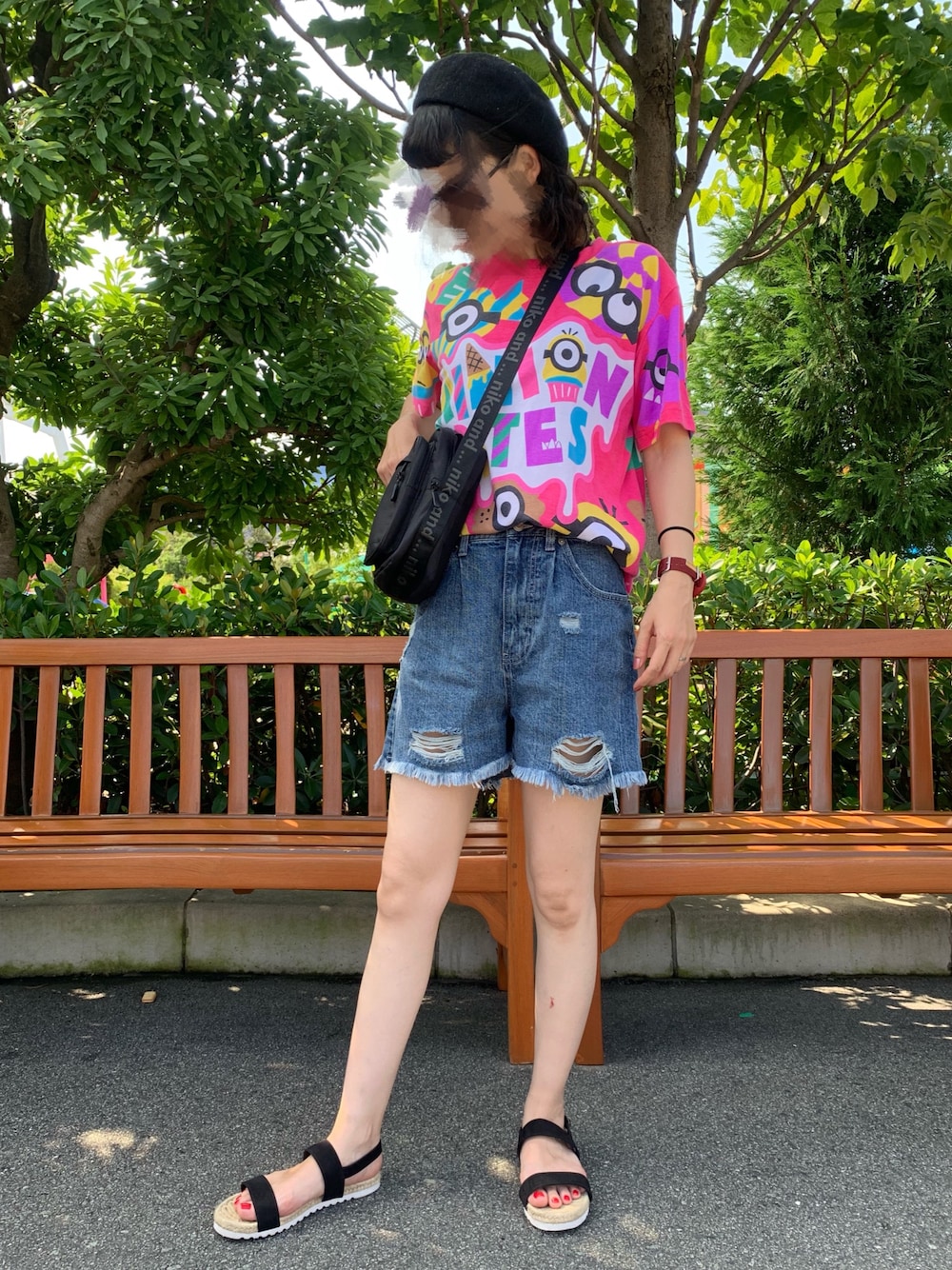 「夏、ベレー帽、Tシャツ、ショルダーバッグ、ショートパンツ、ショーパン、デニムパンツ、サンダル、USJ、遊園地」｜「WEGOのWEGO/クラッシュデニムショーツ（デニムパンツ、ブルー系）」を使った、MiHo⑅◡̈*.さん（レディース・163cm）の夏コーディネートの1枚目の写真