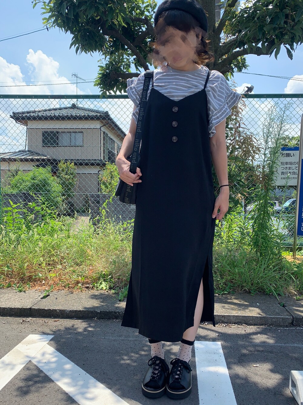 「夏のボーダーフェス、夏、ロングワンピース、ボーダー、ボーダートップス、スリット、サンダルに靴下、ベレー帽、ショルダーバッグ、ブラック」｜「Heatherのキャミワンピ２Ｐ　813158（ワンピース、ブラック系）」を使った、MiHo⑅◡̈*.さん（レディース・163cm）の夏コーディネートの1枚目の写真