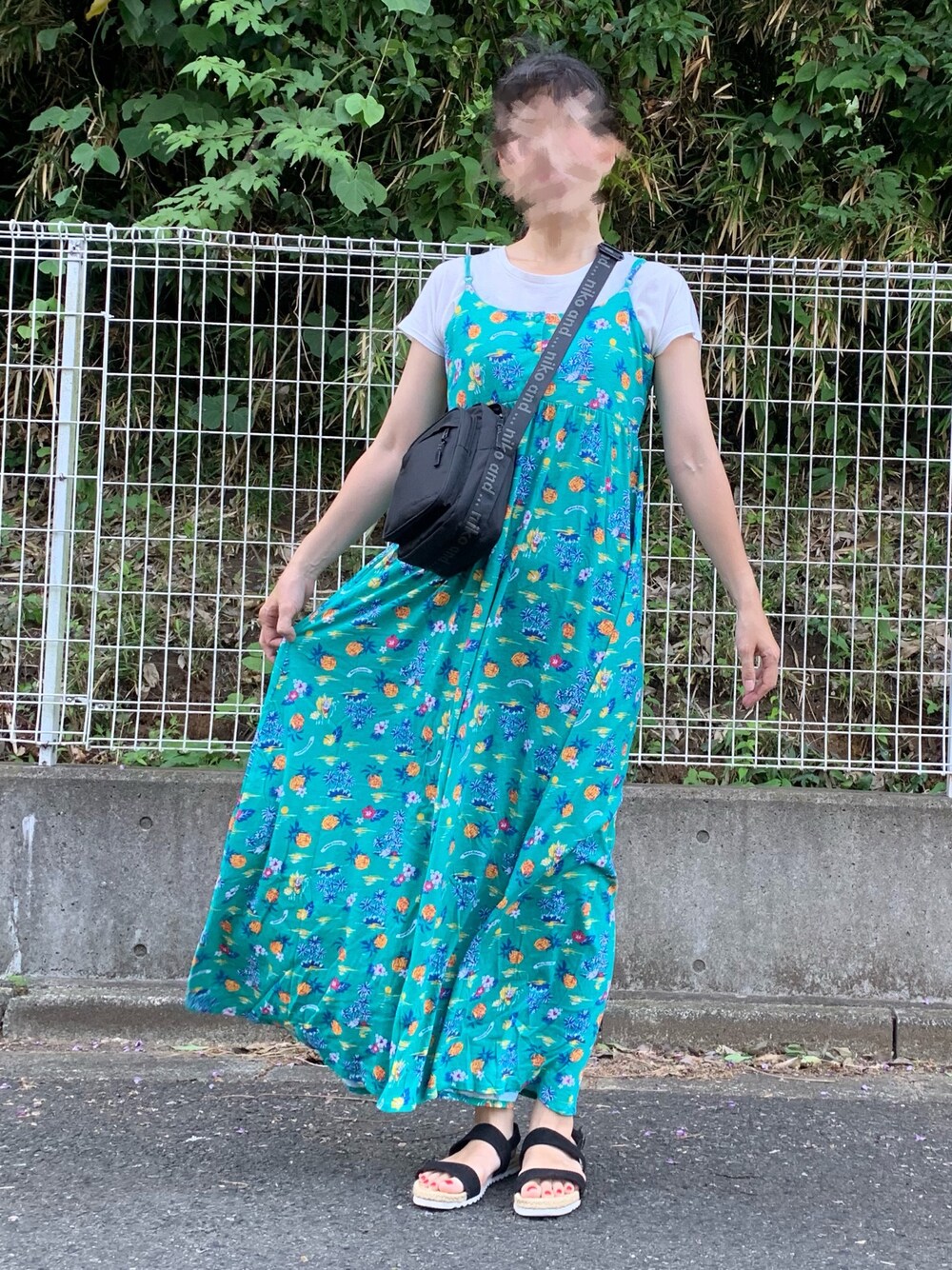 「シンプルコーデ、楽チンコーデ、サンダル、マキシ丈ワンピース、ガラワンピース、夏、海、グリーン、キャミワンピ、ショルダーバッグ」｜「Rodeo Crownsのアイテム（ワンピース、グリーン系）」を使った、MiHo⑅◡̈*.さん（レディース・163cm）の夏コーディネートの1枚目の写真