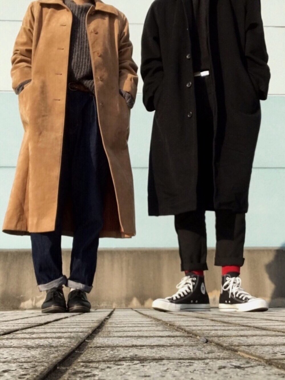 その他のデニムパンツ、ブラウン系のニット/セーター、ブラウン系のチェスターコートを着用したメンズの冬コーディネートの1枚目の写真