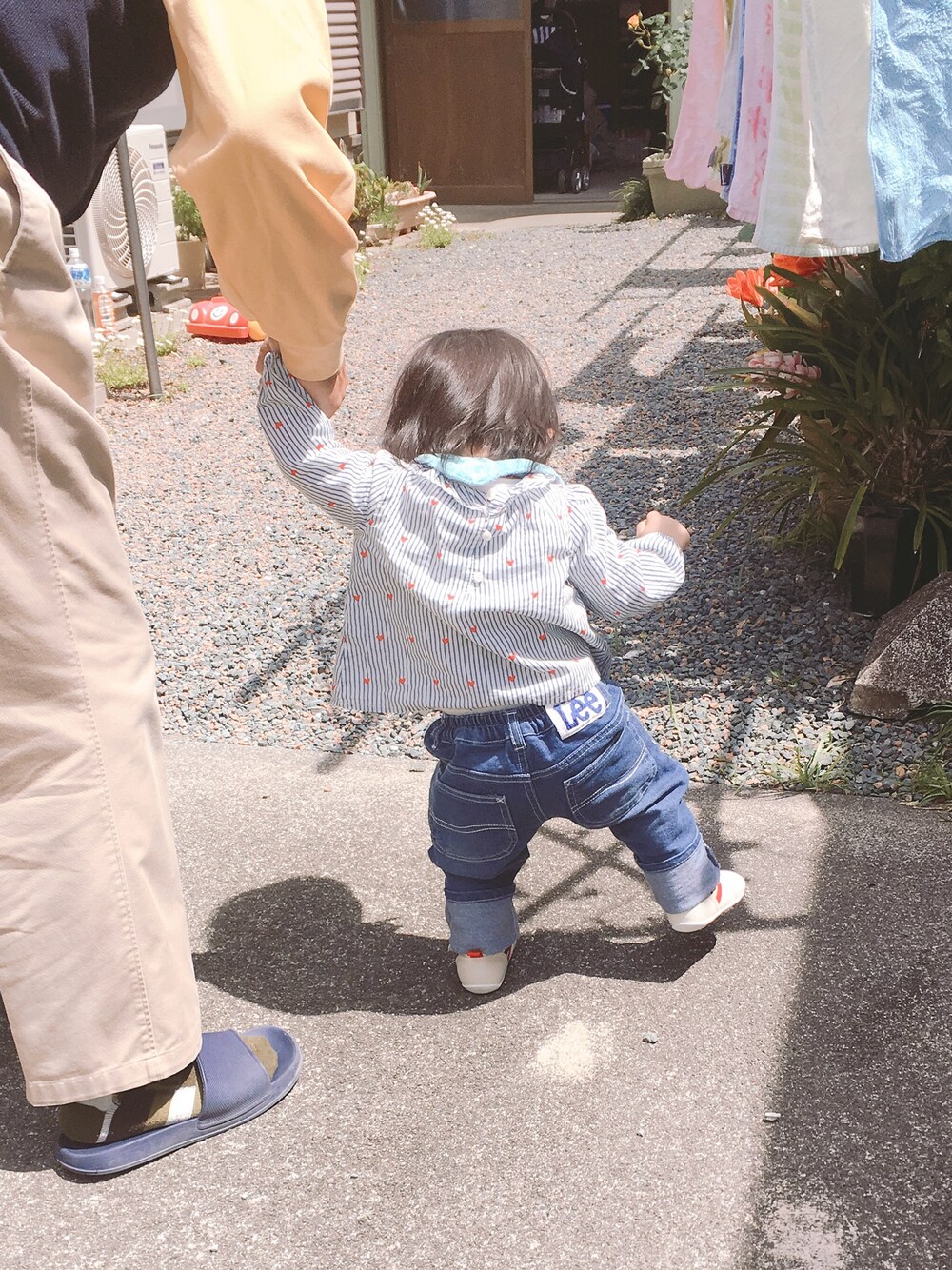 「1歳、女の子コーデ」｜「MIKI HOUSEのｍロゴ サイドラインセカンドベビーシューズ（スニーカー、ホワイト系）」を使った、♡SAKIさん（キッズ・70cm）の春コーディネートの1枚目の写真