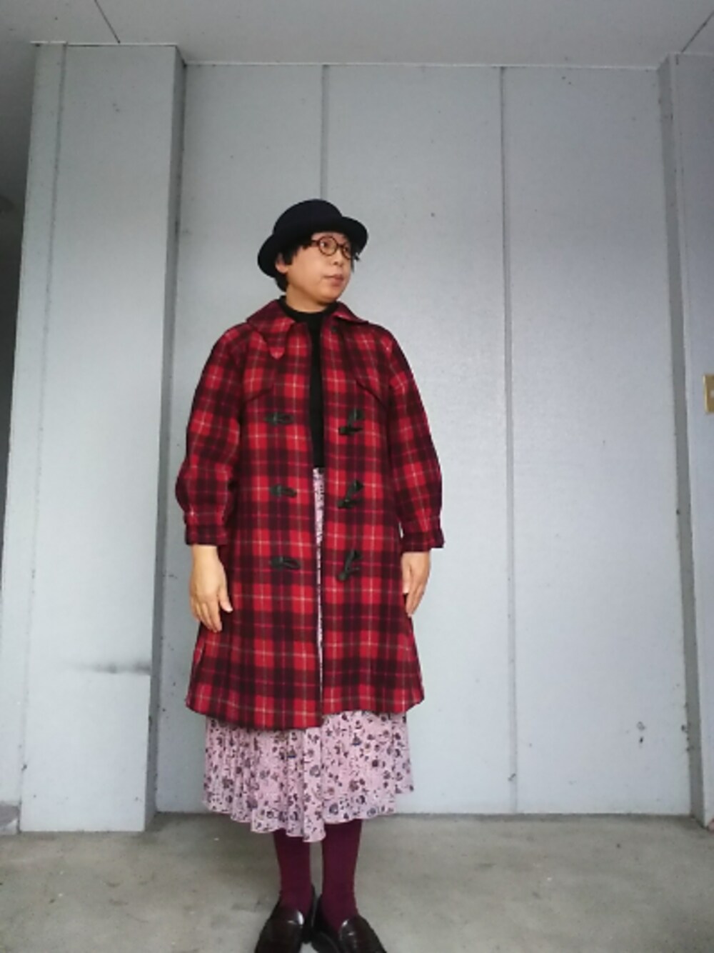 レッド系のジャケット/アウター、ピンク系のスカート、ブラウン系のローファーを着用したレディースの冬コーディネートの1枚目の写真