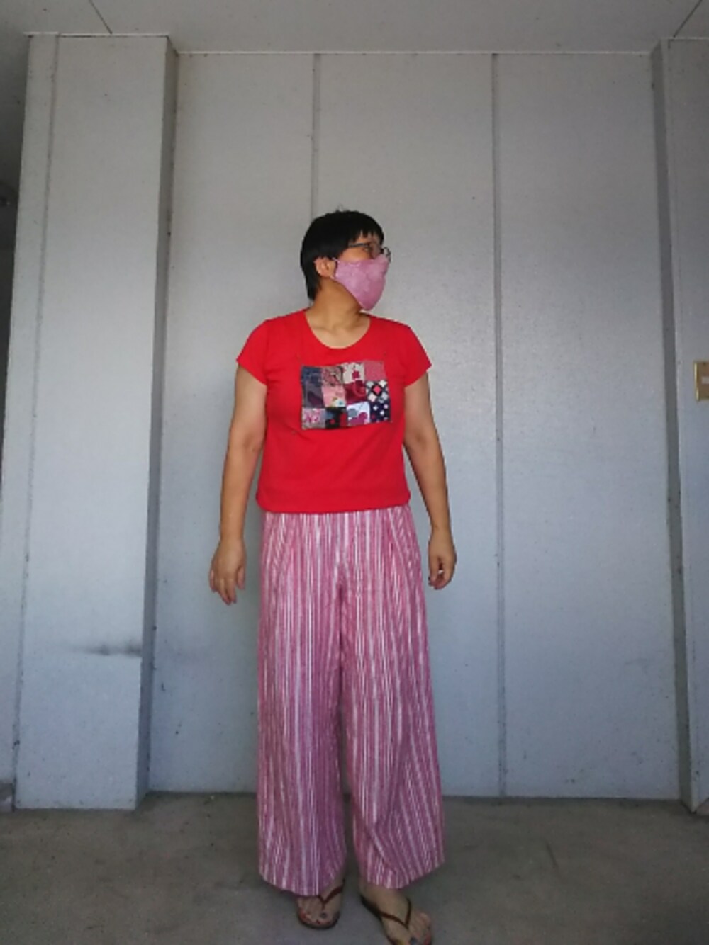 レッド系のTシャツ/カットソー、その他のパンツ、その他のファッション雑貨を着用したレディースの夏コーディネートの1枚目の写真