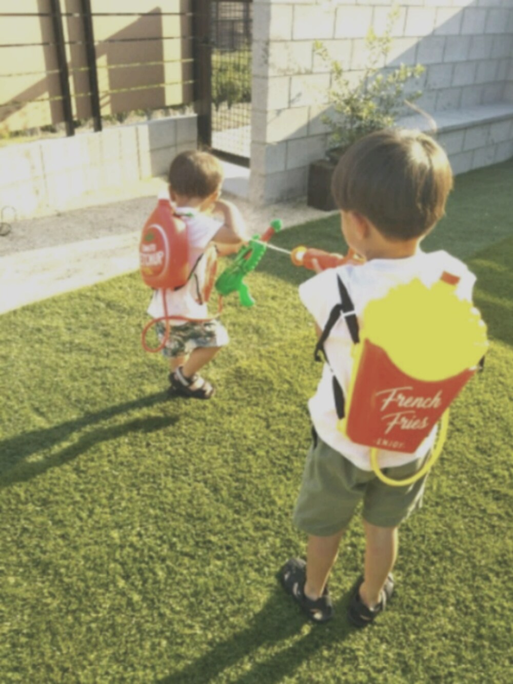 「男の子コーデ、おしゃれさんと繋がりたい、こどもコーデ、夏コーデ、おそろいコーデ、キッズファッション、5歳、1歳」｜「adidas Originalsのアイテム（サンダル、ブラック系）」を使った、tamagoさん（キッズ・90cm）の春コーディネートの1枚目の写真