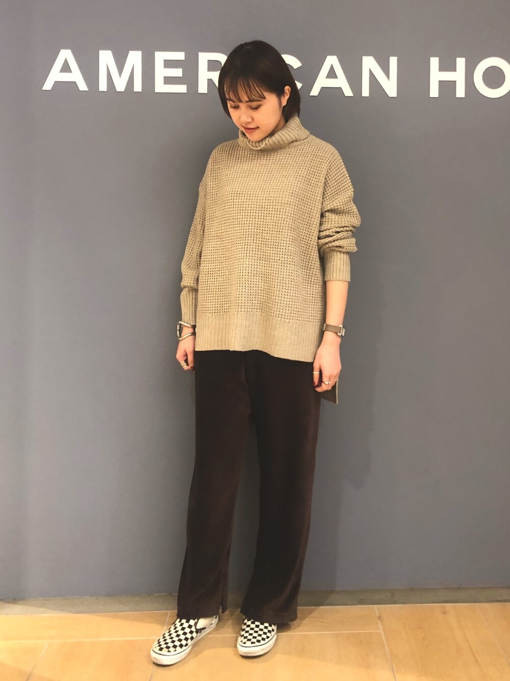 ベージュ系のニット/セーター、ブラウン系のその他パンツを着用したレディースの冬コーディネートの1枚目の写真