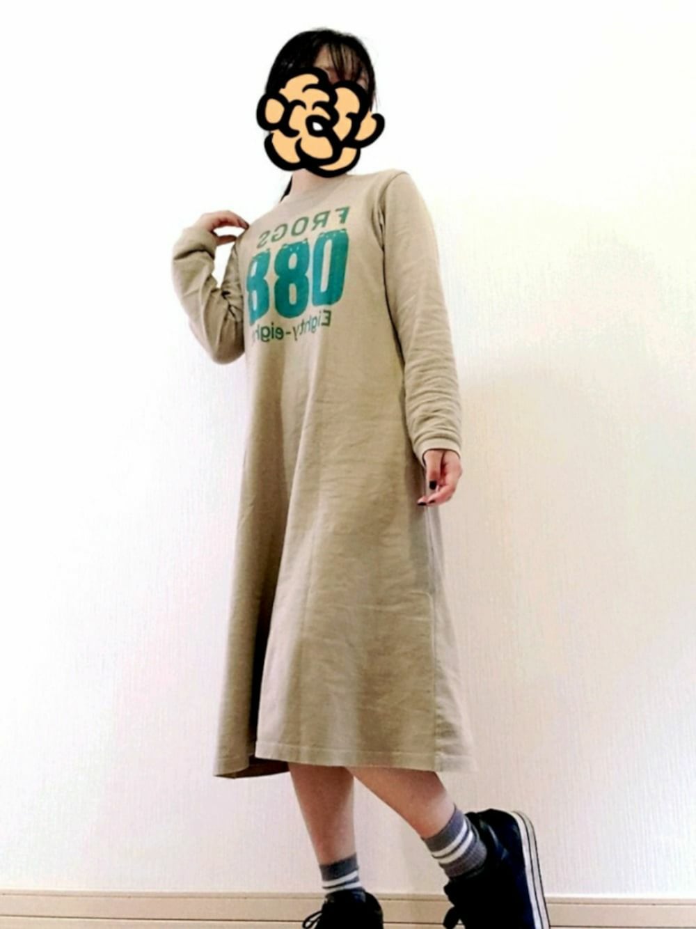 「シンプル、休日スタイル、くすみカラー、低身長」｜「フェリシモのアイテム（ワンピース/ドレス、ベージュ系）」を使った、ちゃこさん（レディース・147cm）の秋コーディネートの1枚目の写真