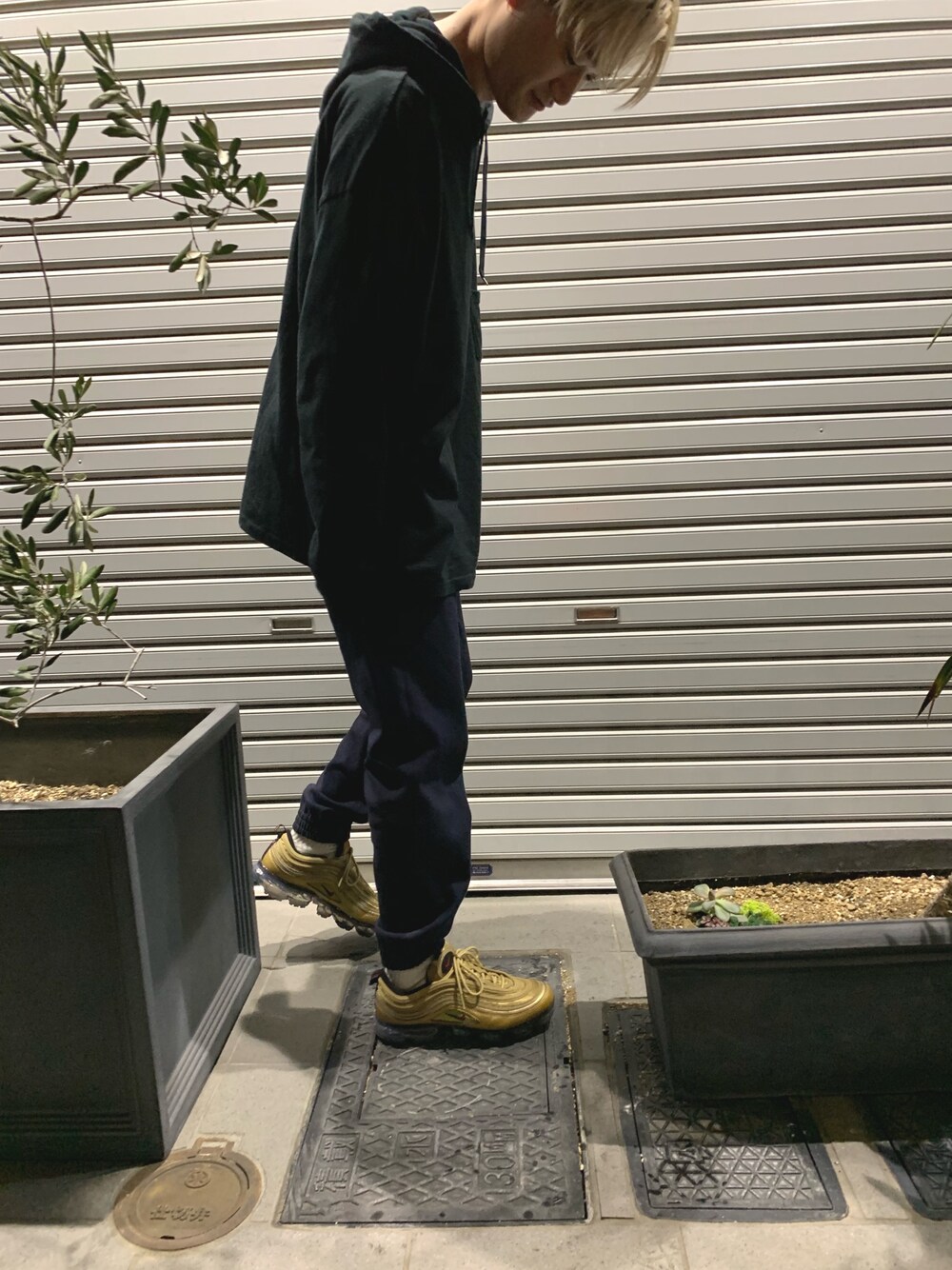 「初売りセールで買いました2019、シンプル、おしゃれさんと繋がりたい、今日のコーデ、スニーカー、冬コーデ」｜「LABRATの【PULP】LABRAT / ラブラット BIG-T PARKA（パーカー、ブラック系）」を使った、Lmanoさん（メンズ・166cm）の冬コーディネートの1枚目の写真