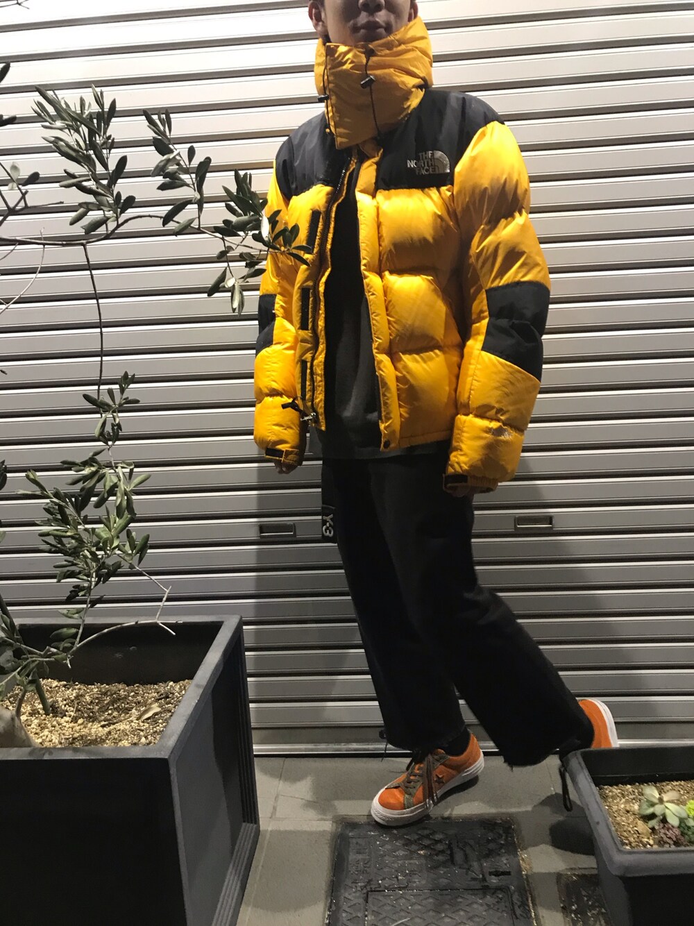 「THE NORTH FACEのアイテム（ダウンジャケット/コート、イエロー系）」を使った、Lmanoさん（メンズ・170cm）の冬コーディネートの1枚目の写真